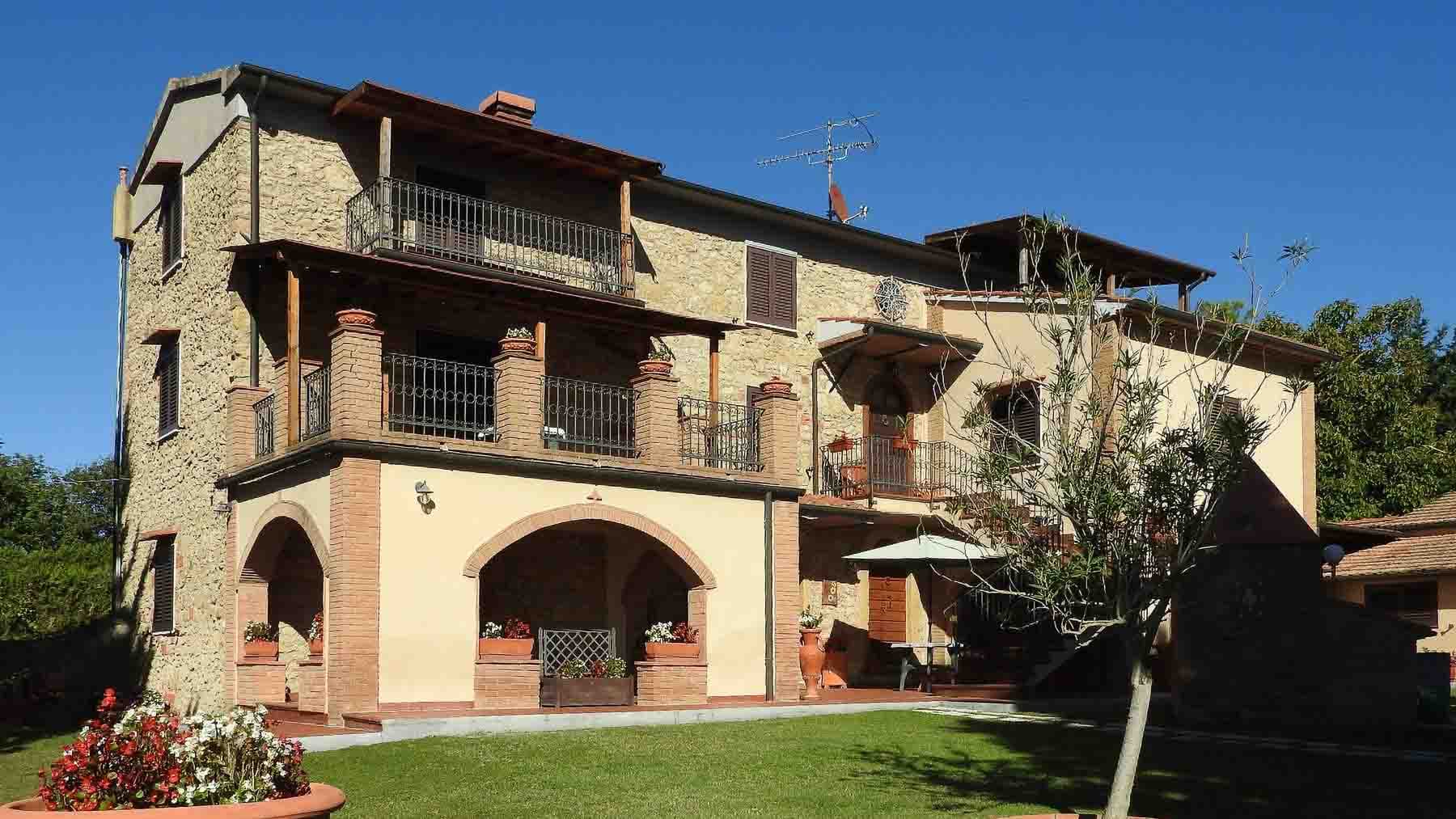 Colonica con vista mare nelle colline toscane di Cecina