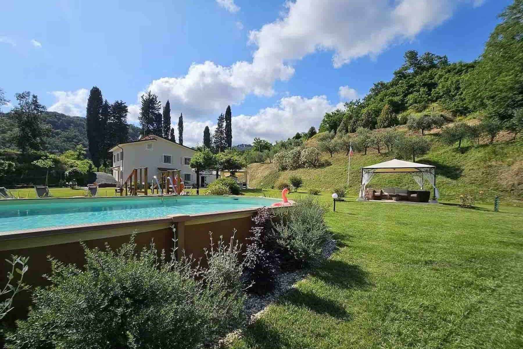 Villa con piscina a Camaiore, tra le colline toscane