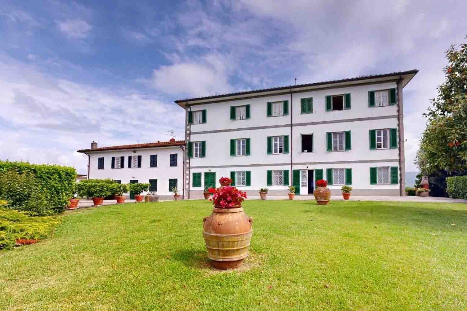 Villa storica con vista colline a Capannori, Toscana