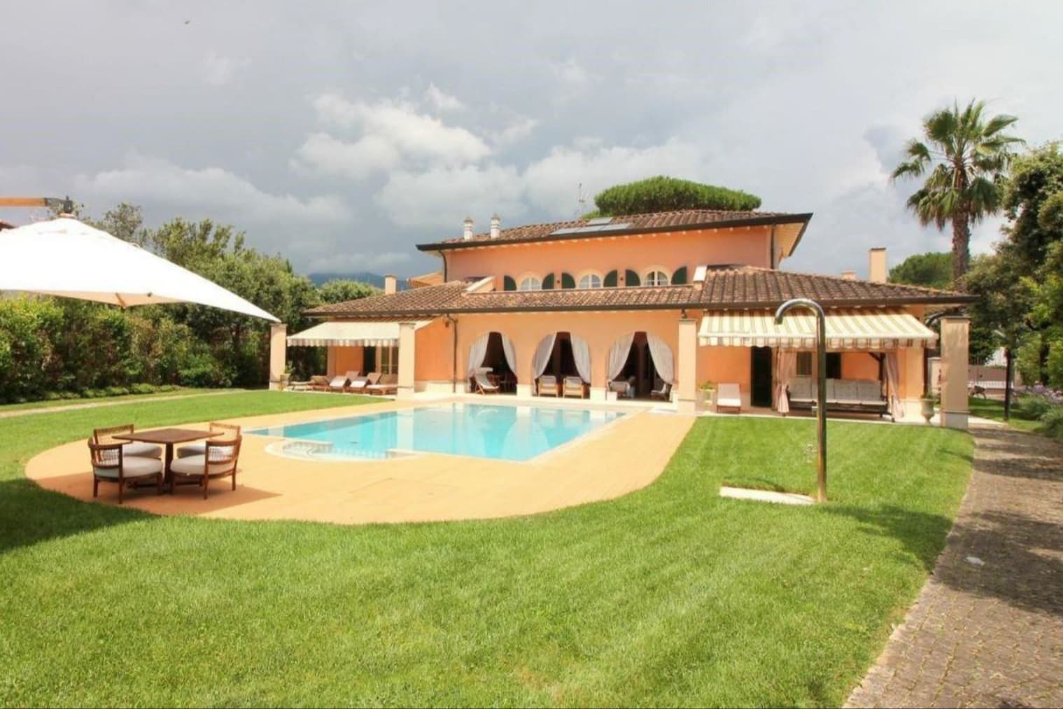 Villa esclusiva con piscina a Forte dei Marmi