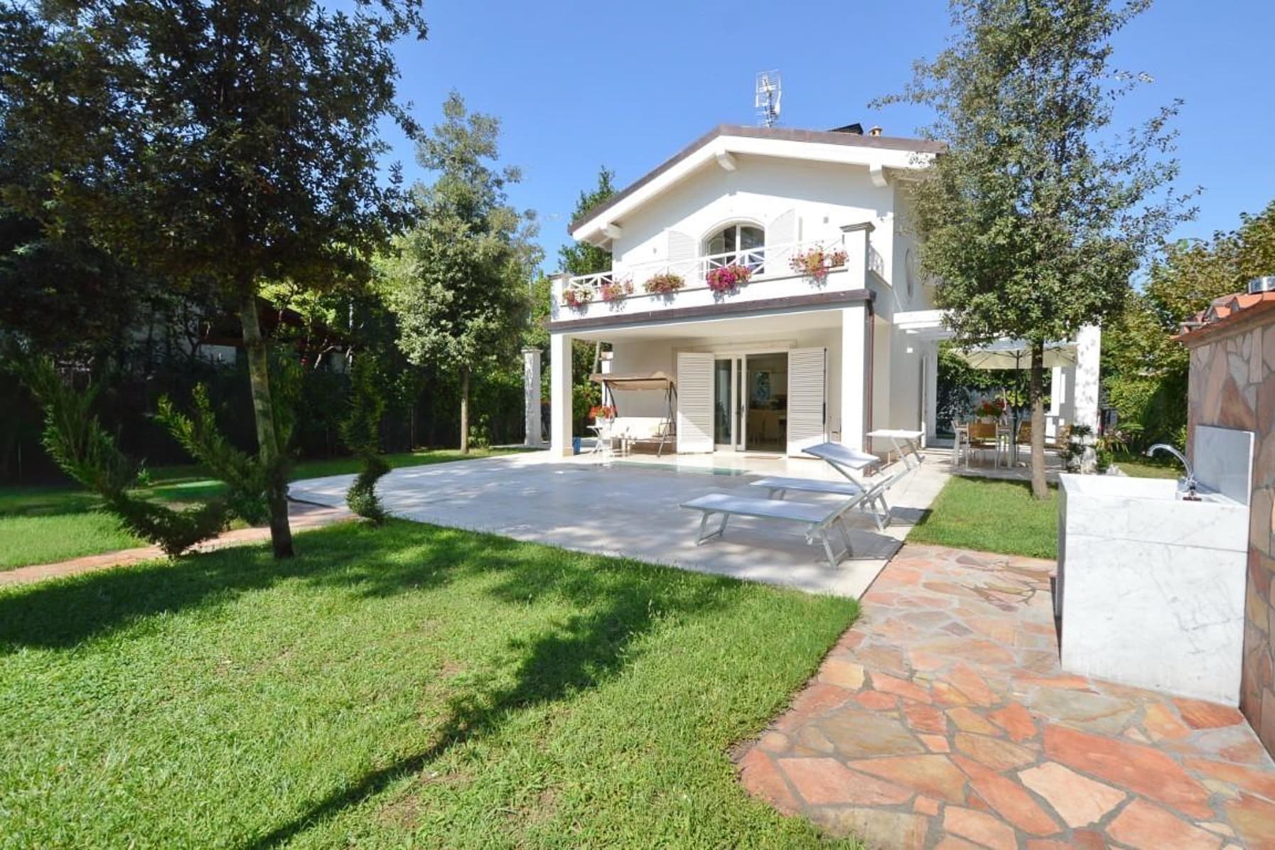 Elegant Villa in Prestigious Forte dei Marmi, Tuscany