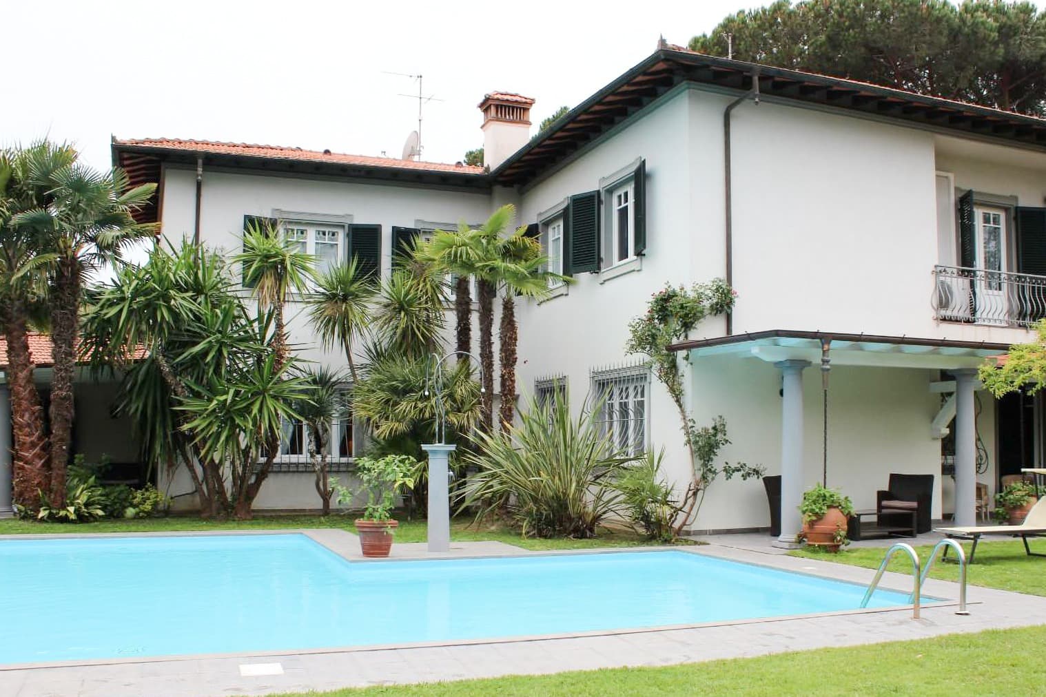 Charming Villa in Prestigious Forte dei Marmi, Tuscany
