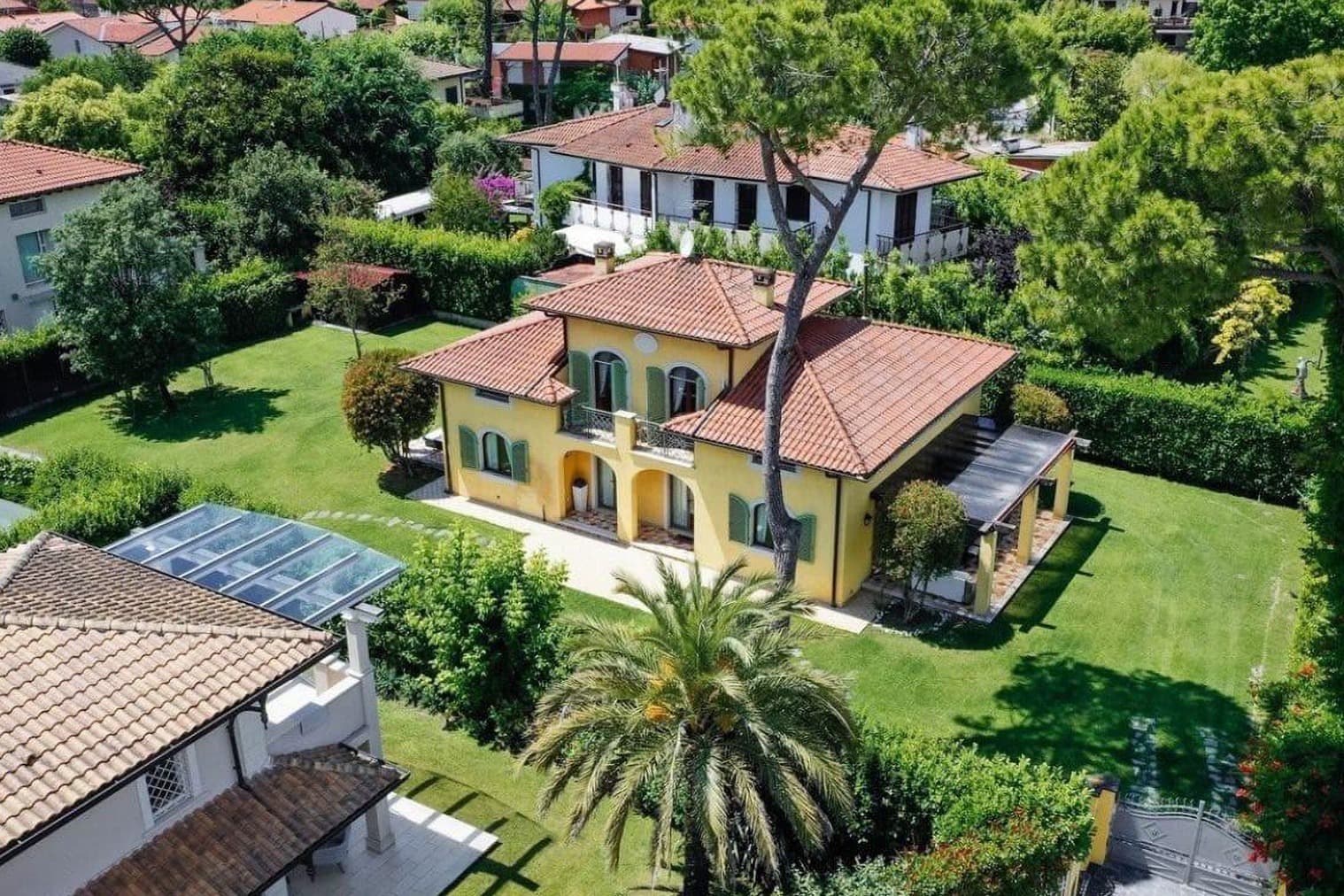 Villa singola a Forte dei Marmi con ampio giardino