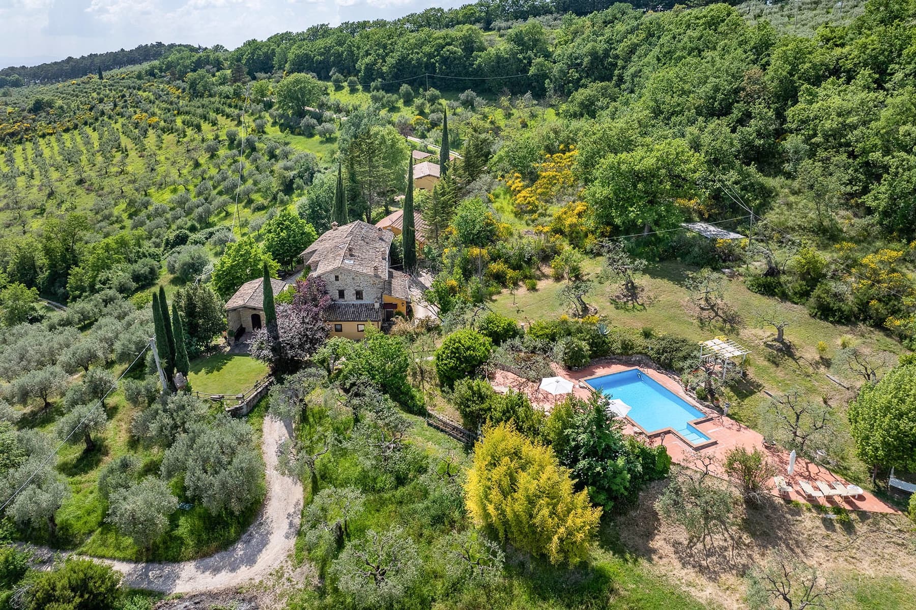 Tenuta-Complesso storico con piscina ad Assisi, Umbria