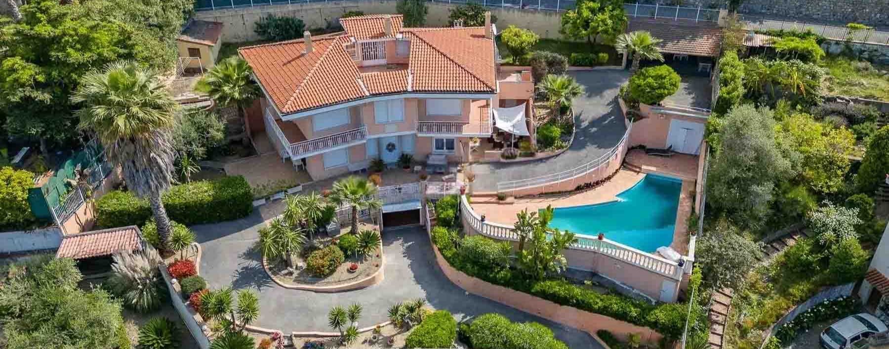 Villa con piscina e vista mare a Bordighera