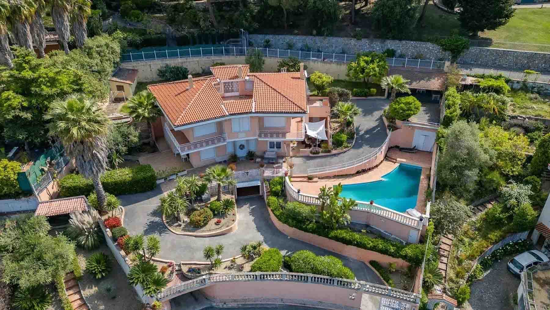 Villa con piscina e vista mare a Bordighera