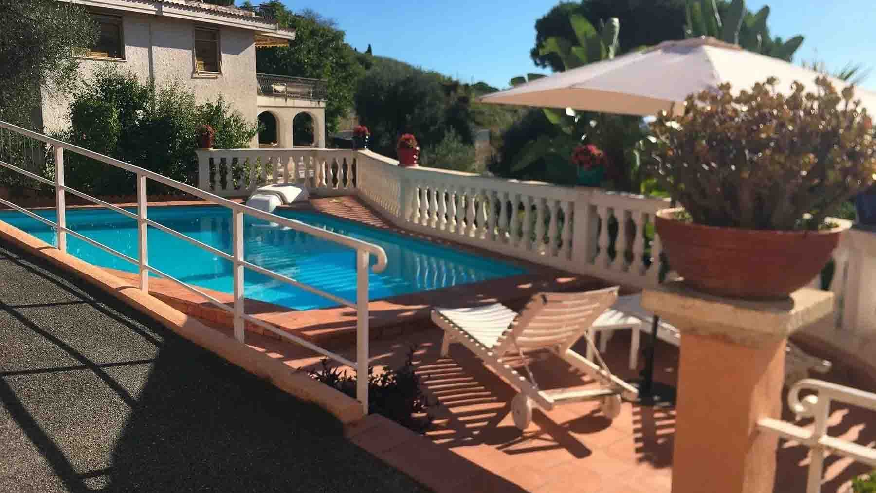 Villa con piscina e vista mare a Bordighera