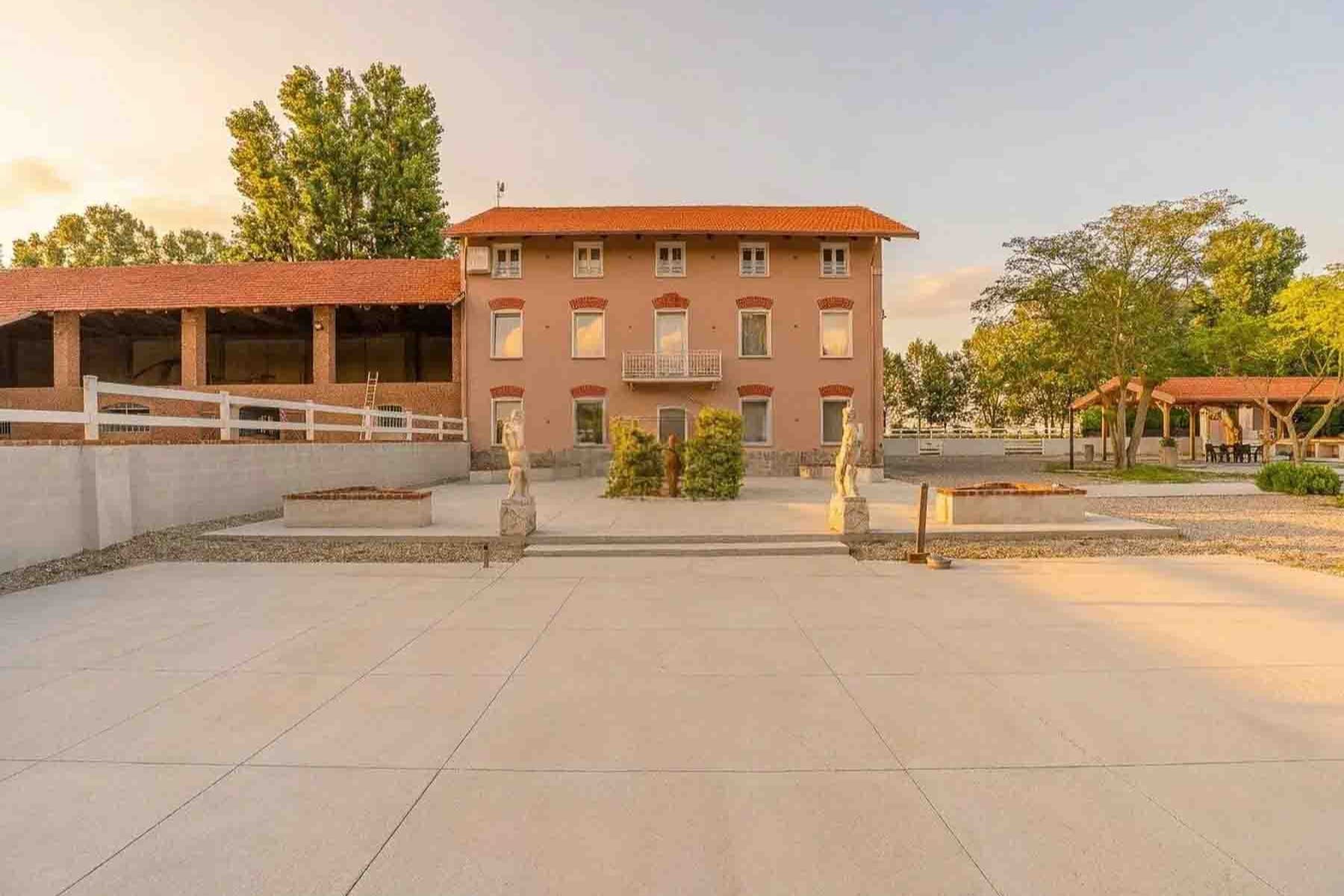 Casa indipendente con scuderia a Poirino, 15.000 m²