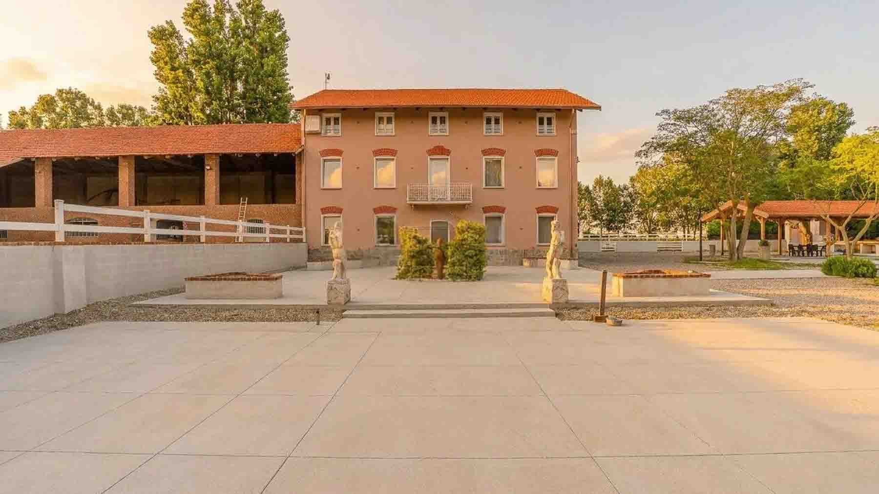 Casa indipendente con scuderia a Poirino, 15.000 m²