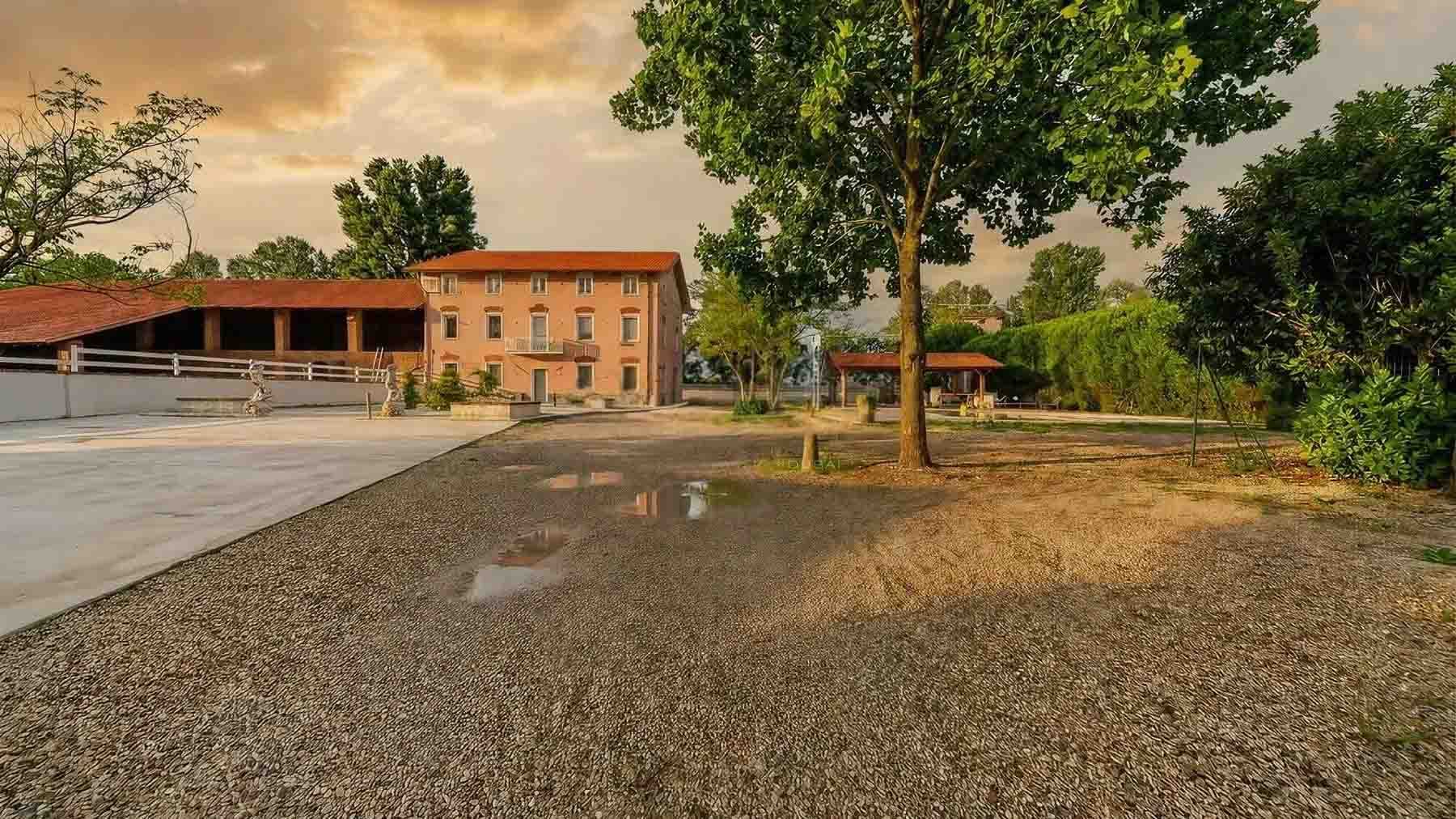 Casa indipendente con scuderia a Poirino, 15.000 m²