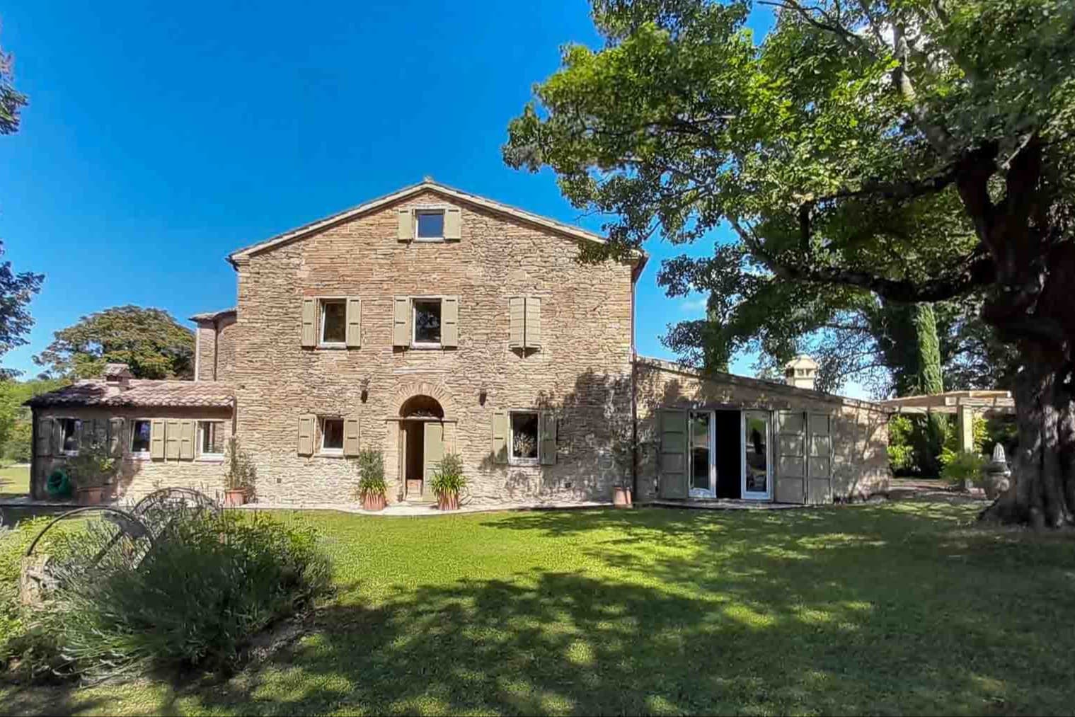 Casale storico ad Apiro con piscina e parco privato