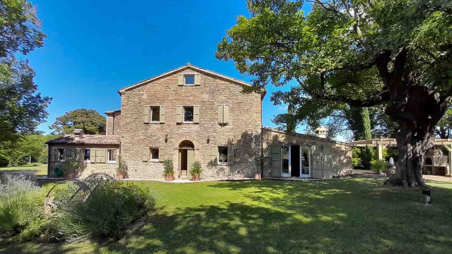 Casale storico ad Apiro con piscina e parco privato
