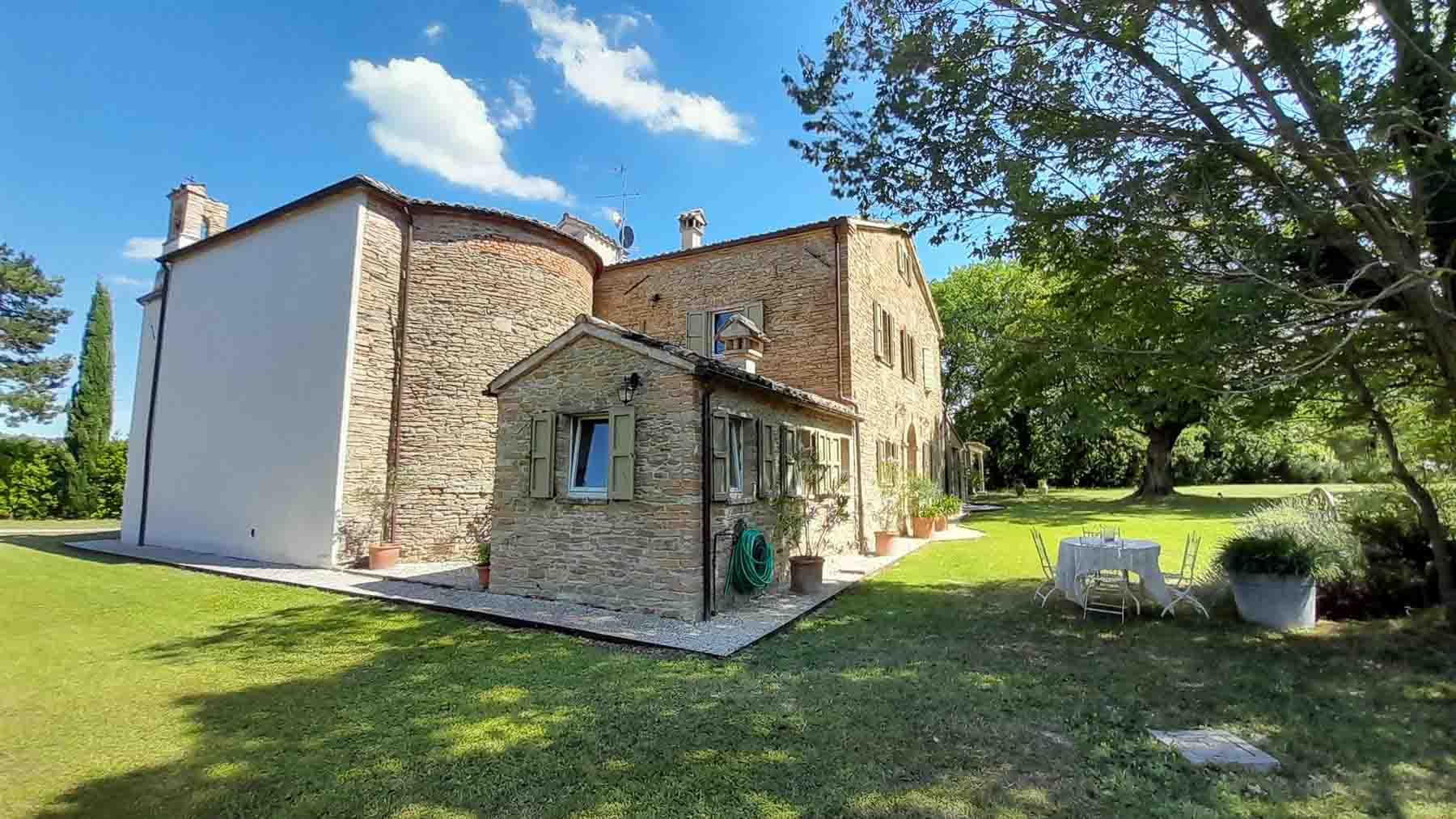 Casale storico ad Apiro con piscina e parco privato