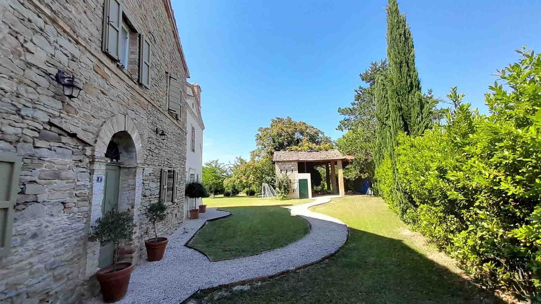 Casale storico ad Apiro con piscina e parco privato