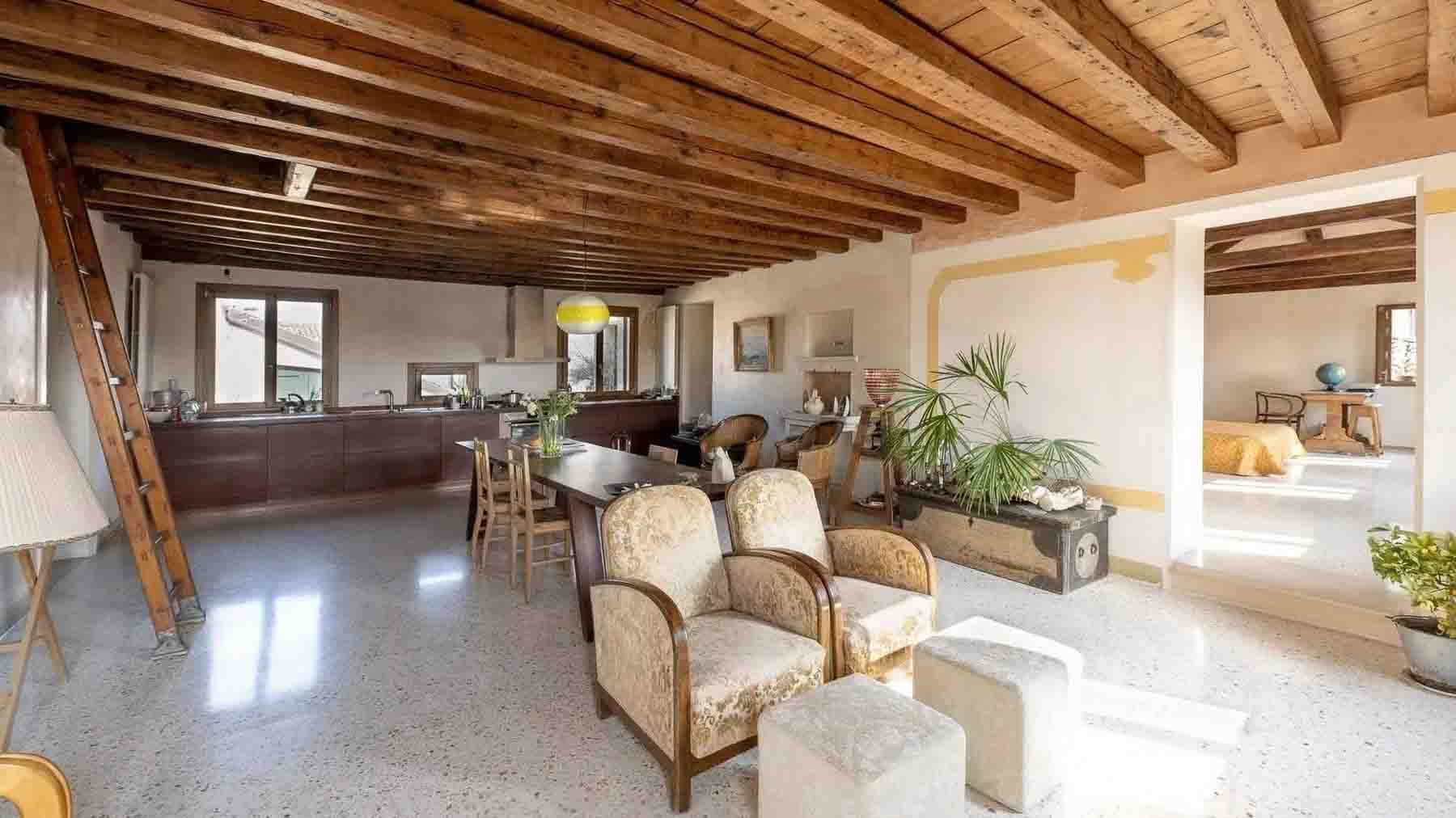 Attico ristrutturato con vista canale a Venezia