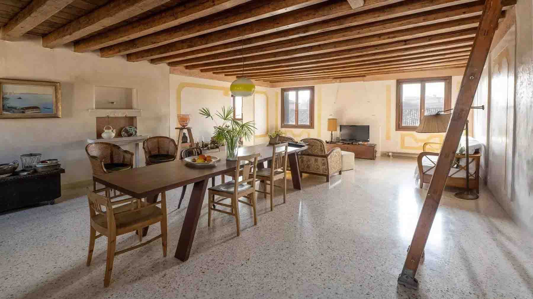 Attico ristrutturato con vista canale a Venezia