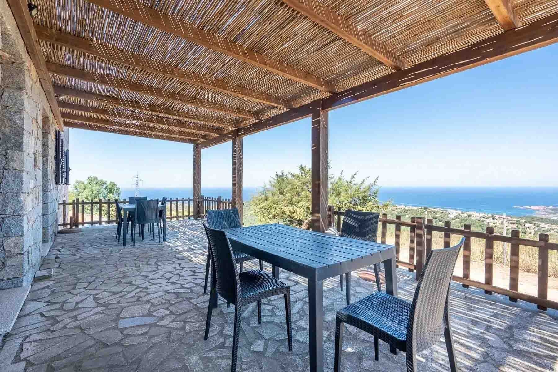 Casale con Piscina e Vista Mare in Sardegna