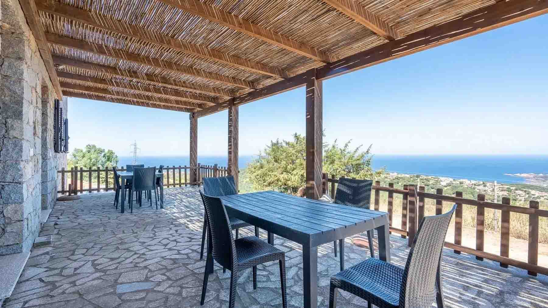Casale con Piscina e Vista Mare in Sardegna