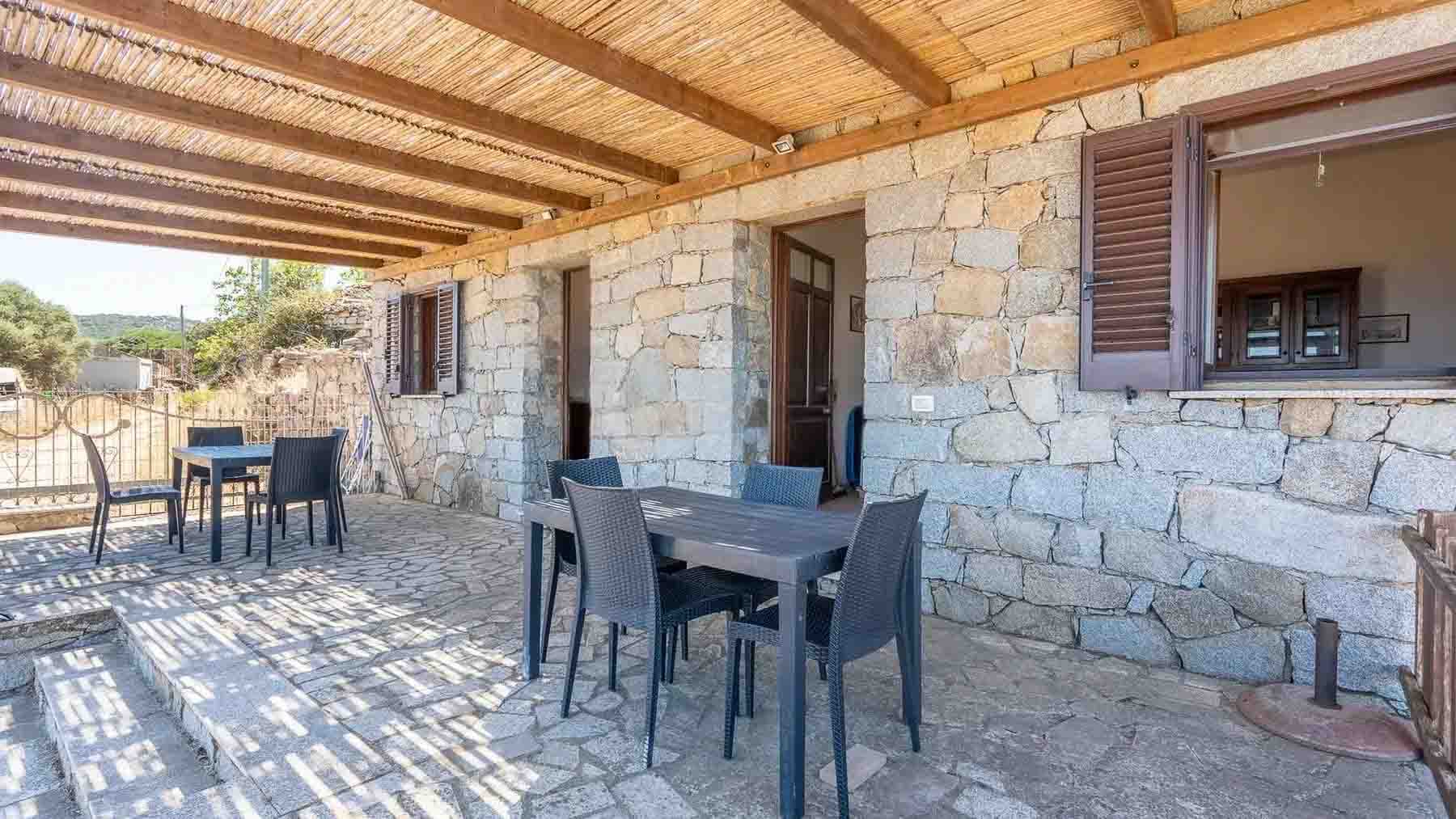 Casale con Piscina e Vista Mare in Sardegna