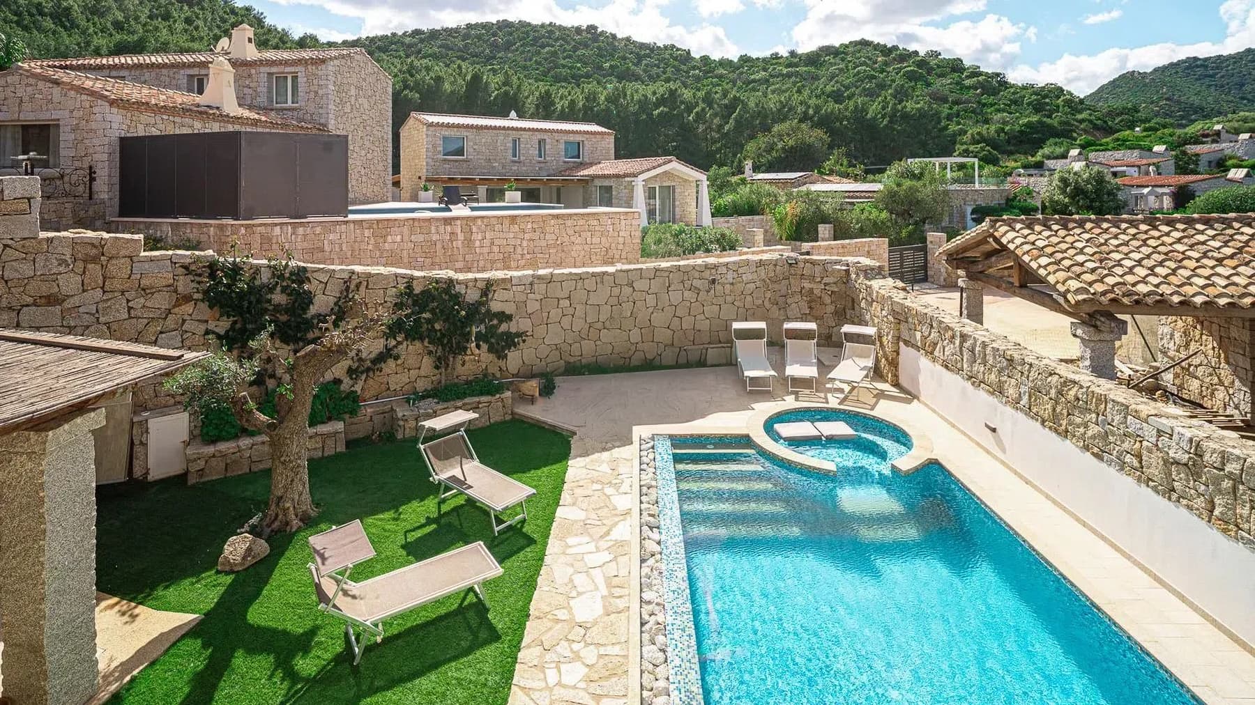 Villa con Piscina in Elegante Contesto a Castiadas, Sardegna