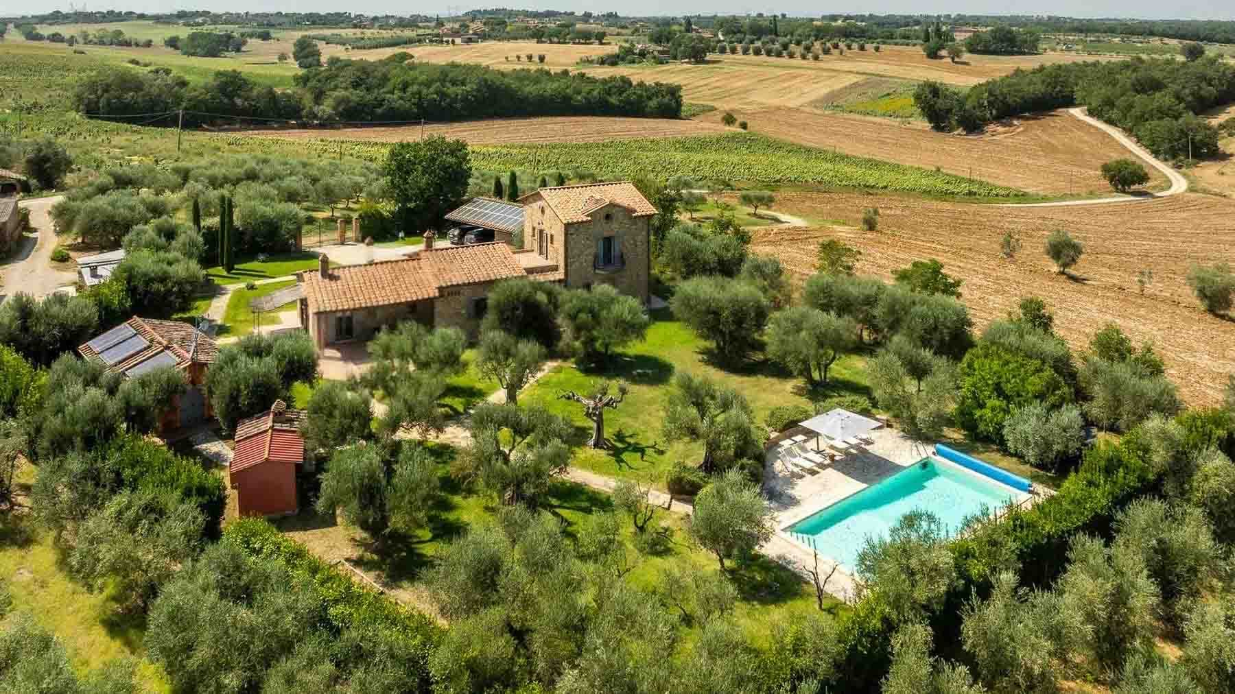 Rustic Country House in Charming Umbria's Castiglione del Lago
