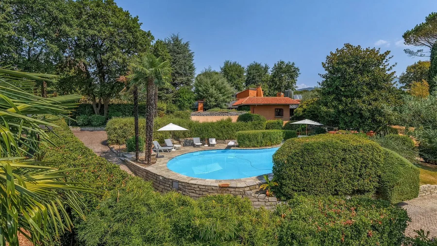 Villa esclusiva immersa nel verde di Besozzo