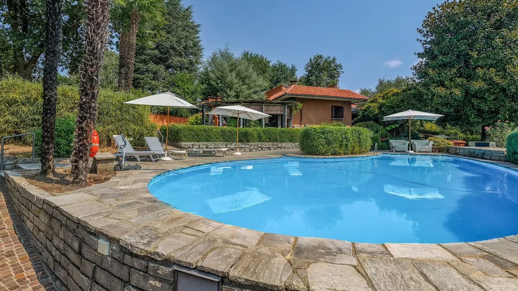Villa esclusiva immersa nel verde di Besozzo
