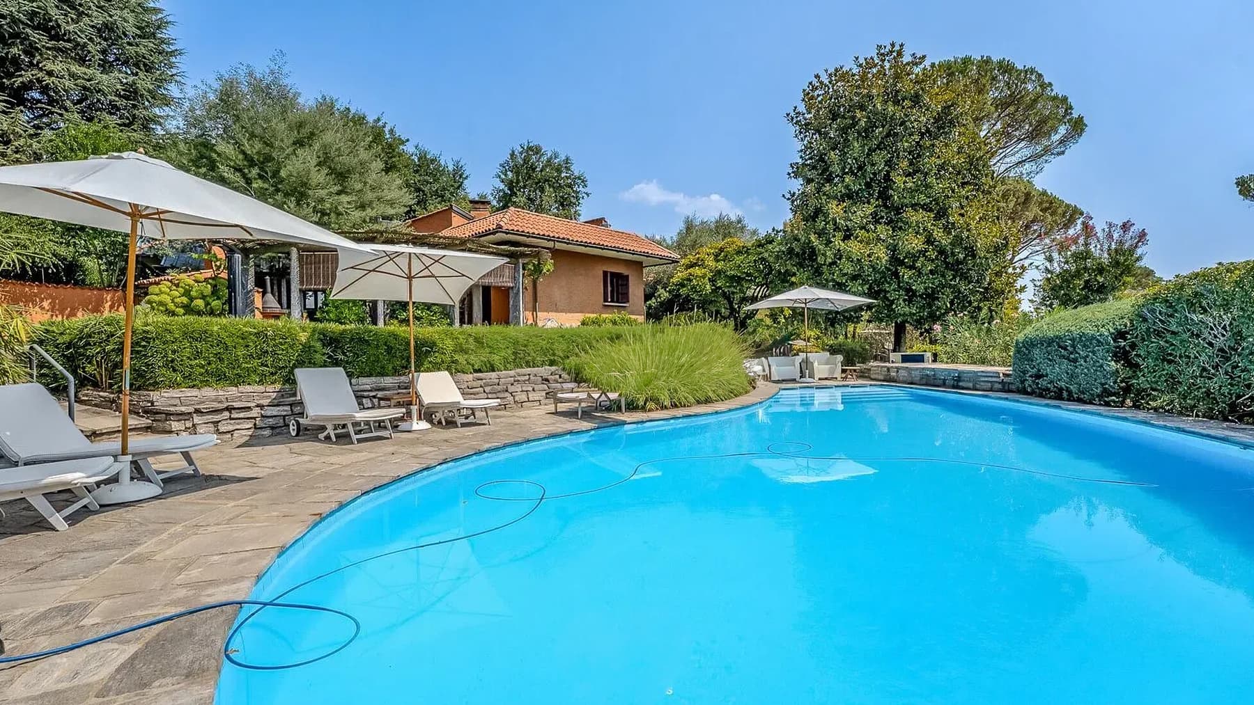 Villa esclusiva immersa nel verde di Besozzo