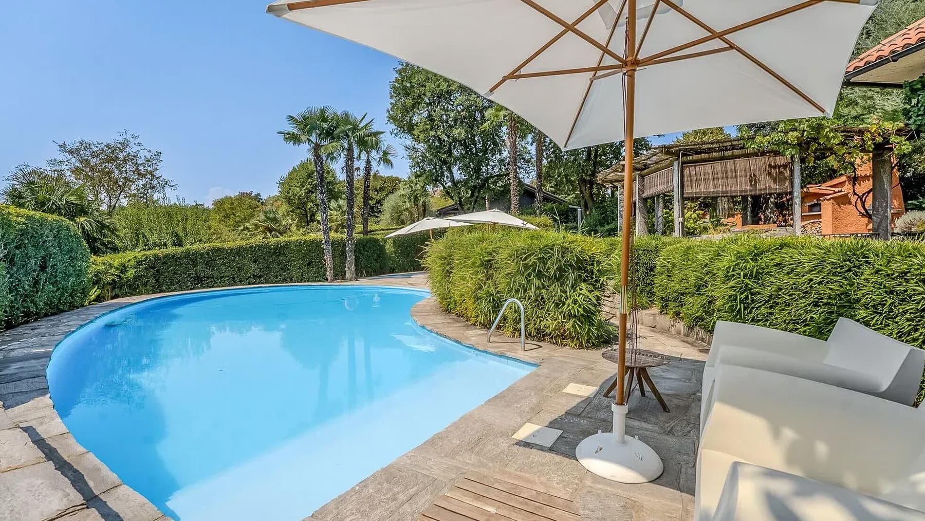 Villa esclusiva immersa nel verde di Besozzo