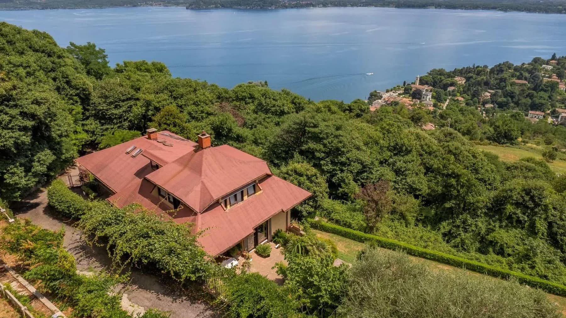Villa in Lesa, Piemonte Overlooking Lago Maggiore