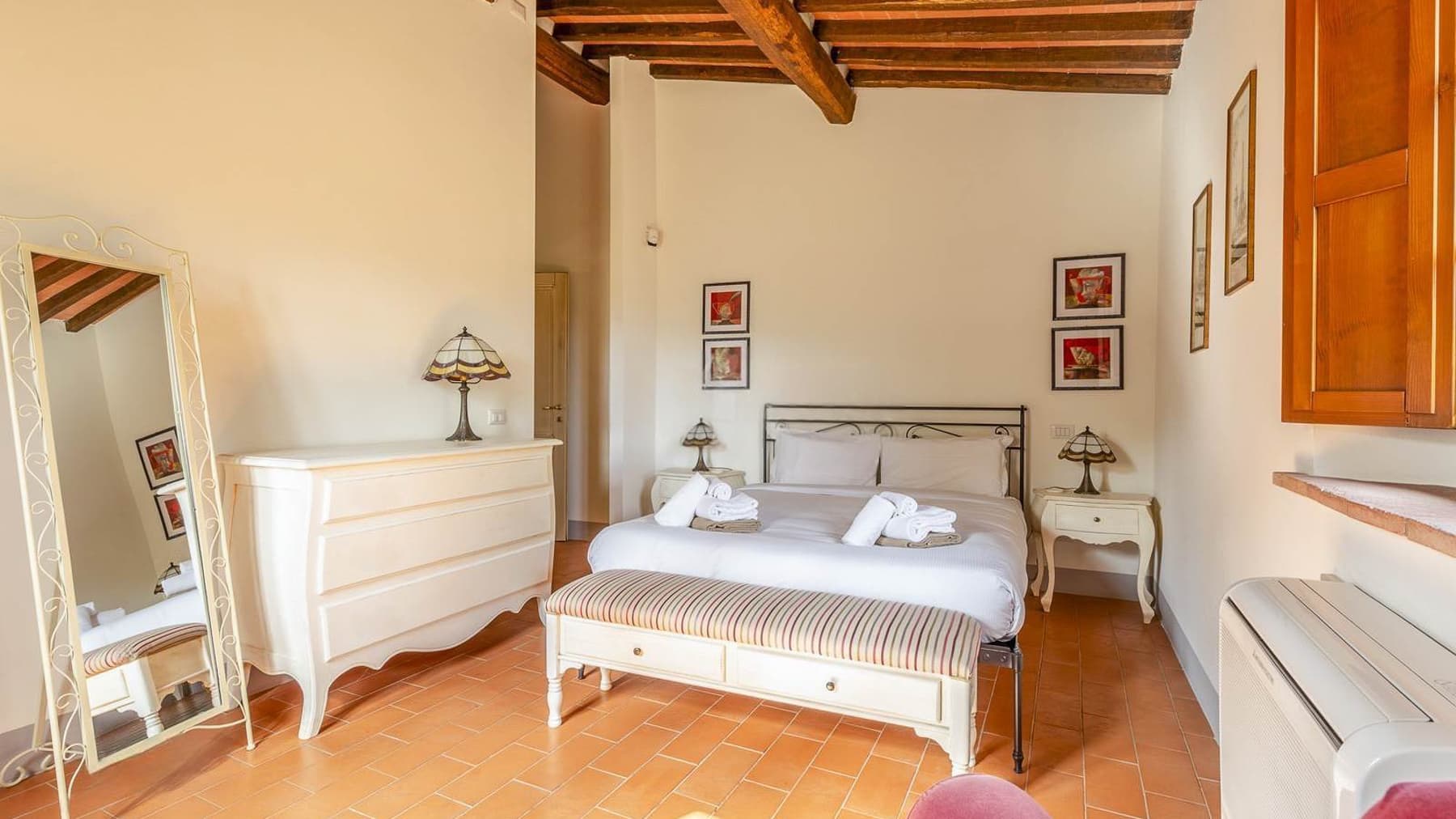 Casale in Toscana: Oasi Verde con Piscina a Palaia