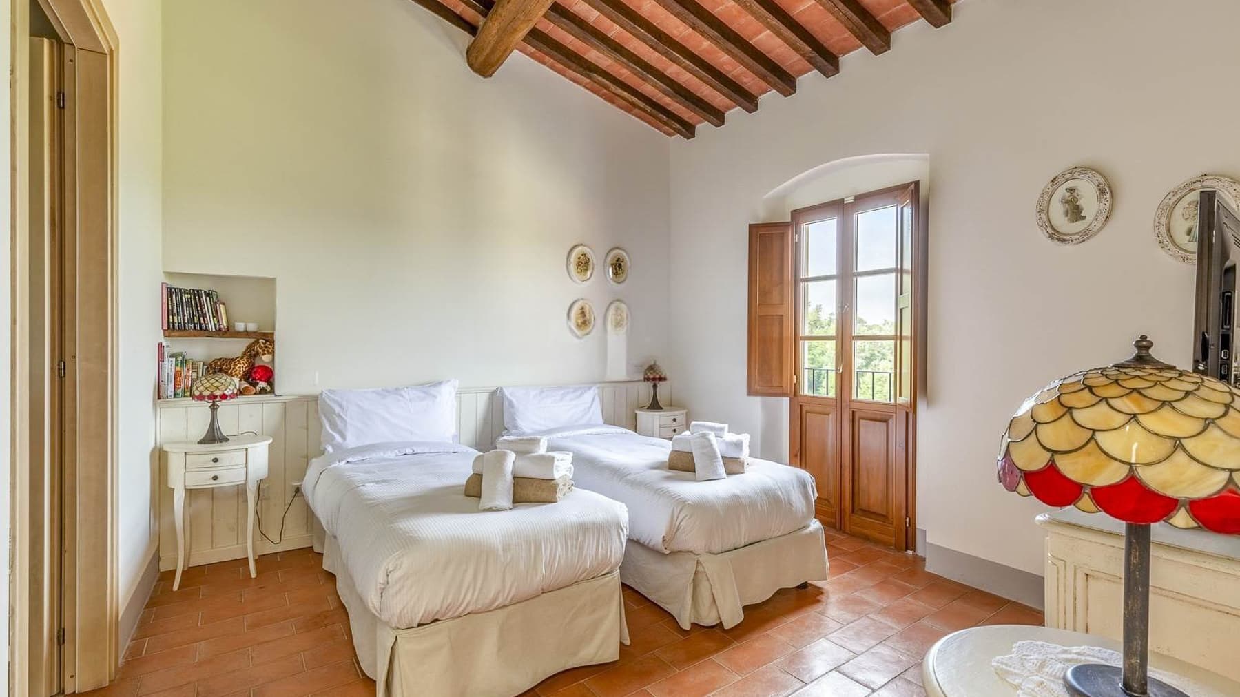 Casale in Toscana: Oasi Verde con Piscina a Palaia