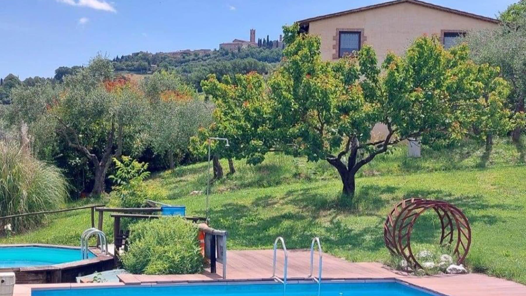 Casale panoramico nella campagna toscana, Radicondoli