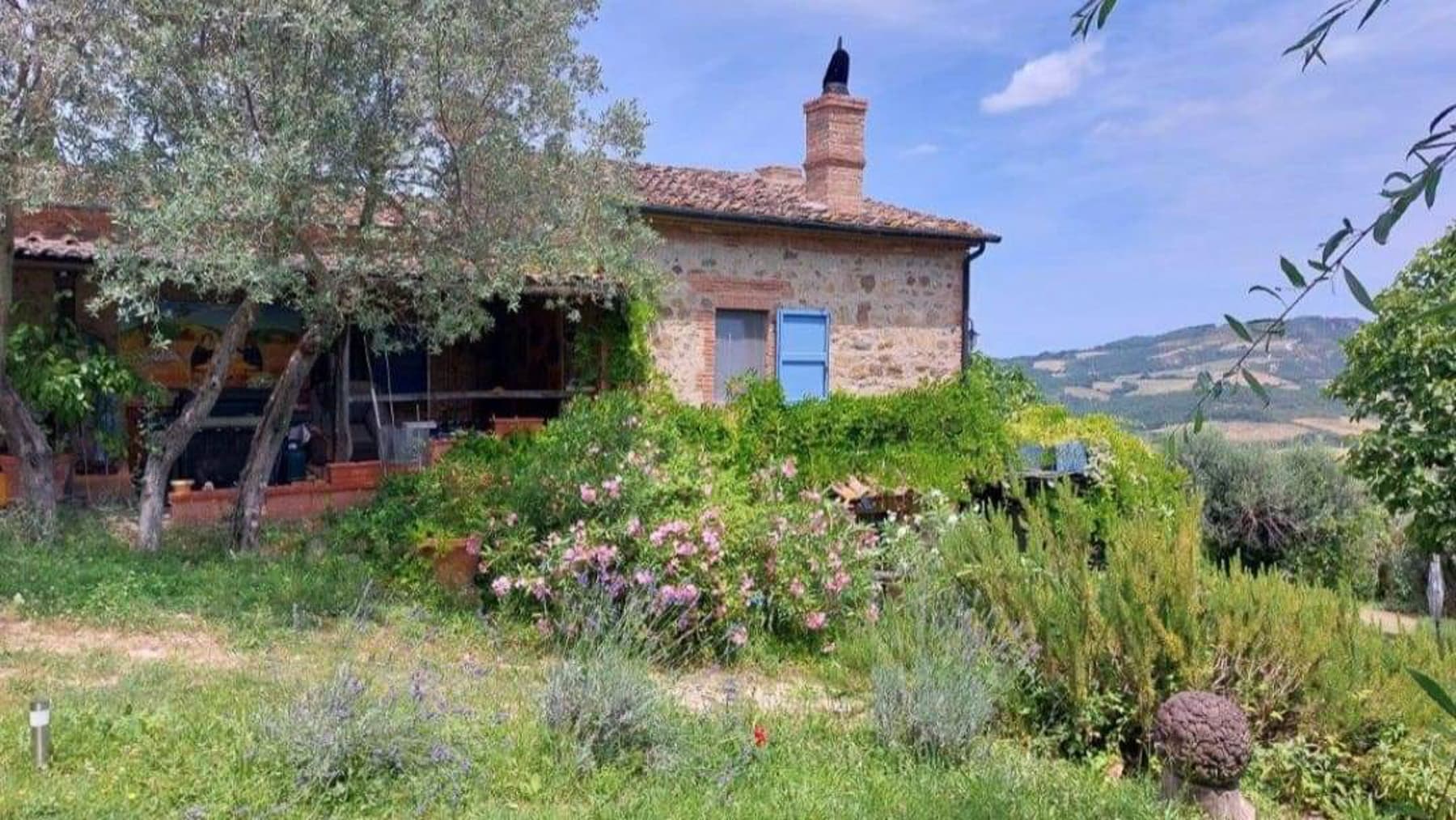 Casale panoramico nella campagna toscana, Radicondoli