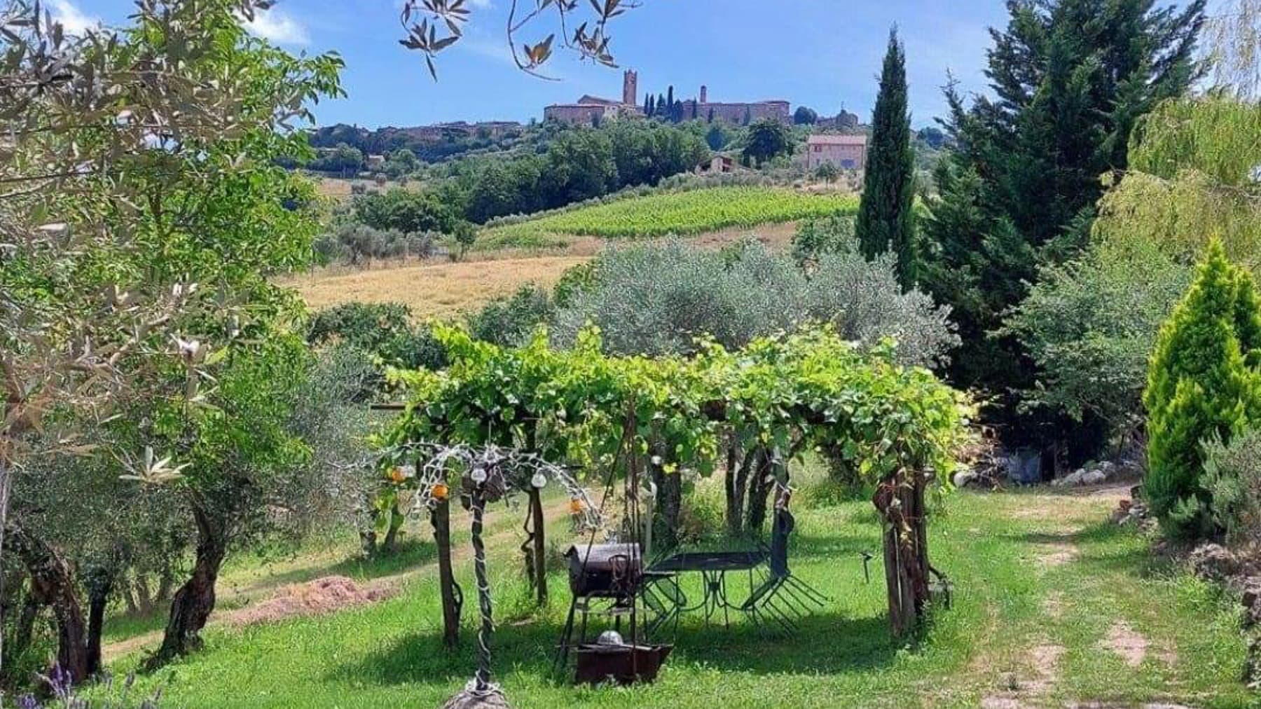 Casale panoramico nella campagna toscana, Radicondoli