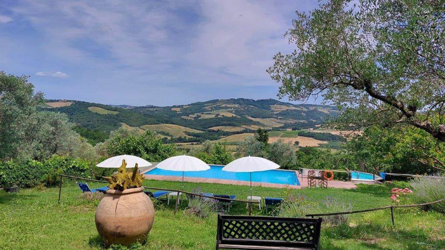Casale panoramico nella campagna toscana, Radicondoli