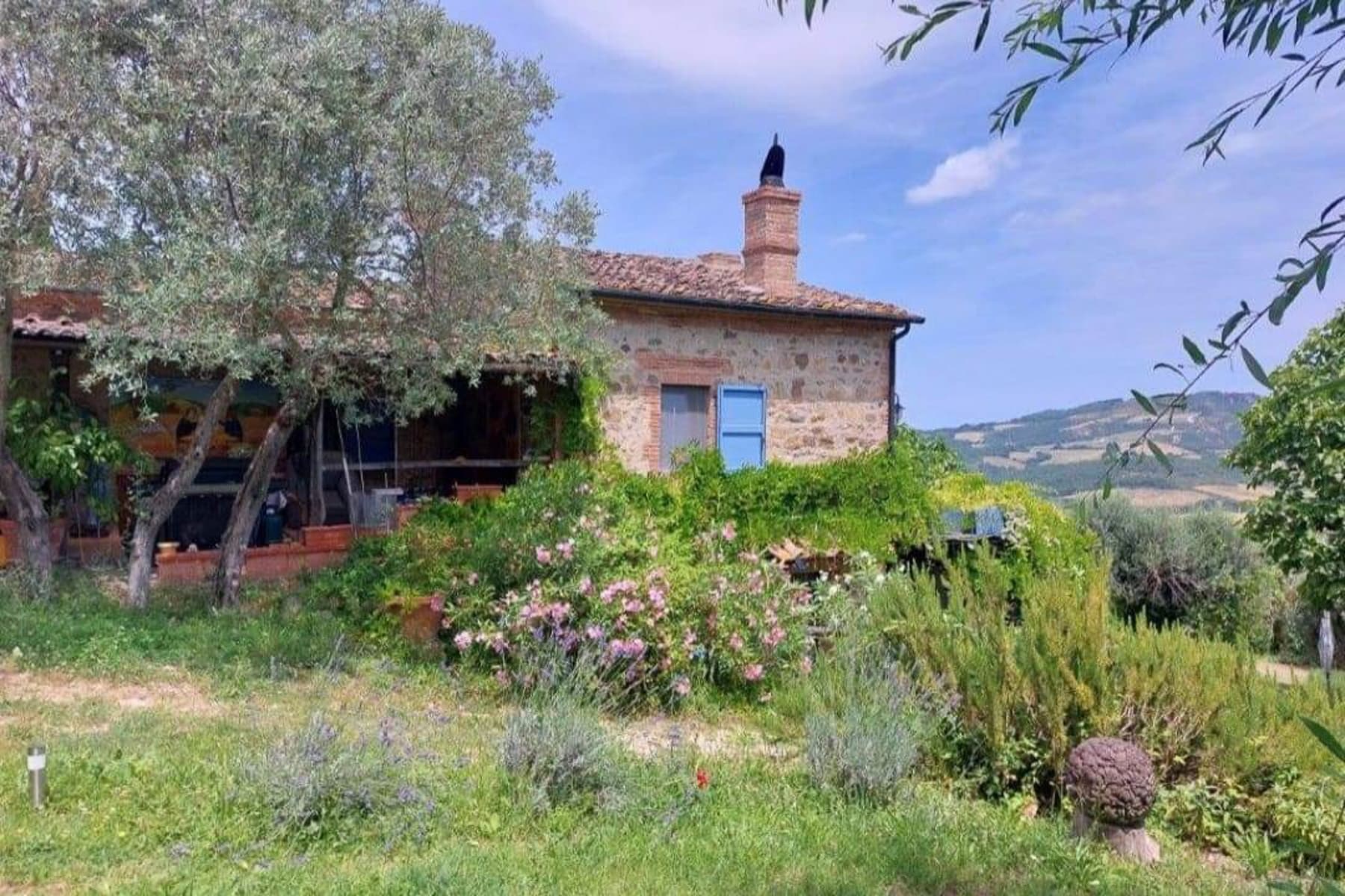 Casale panoramico nella campagna toscana, Radicondoli