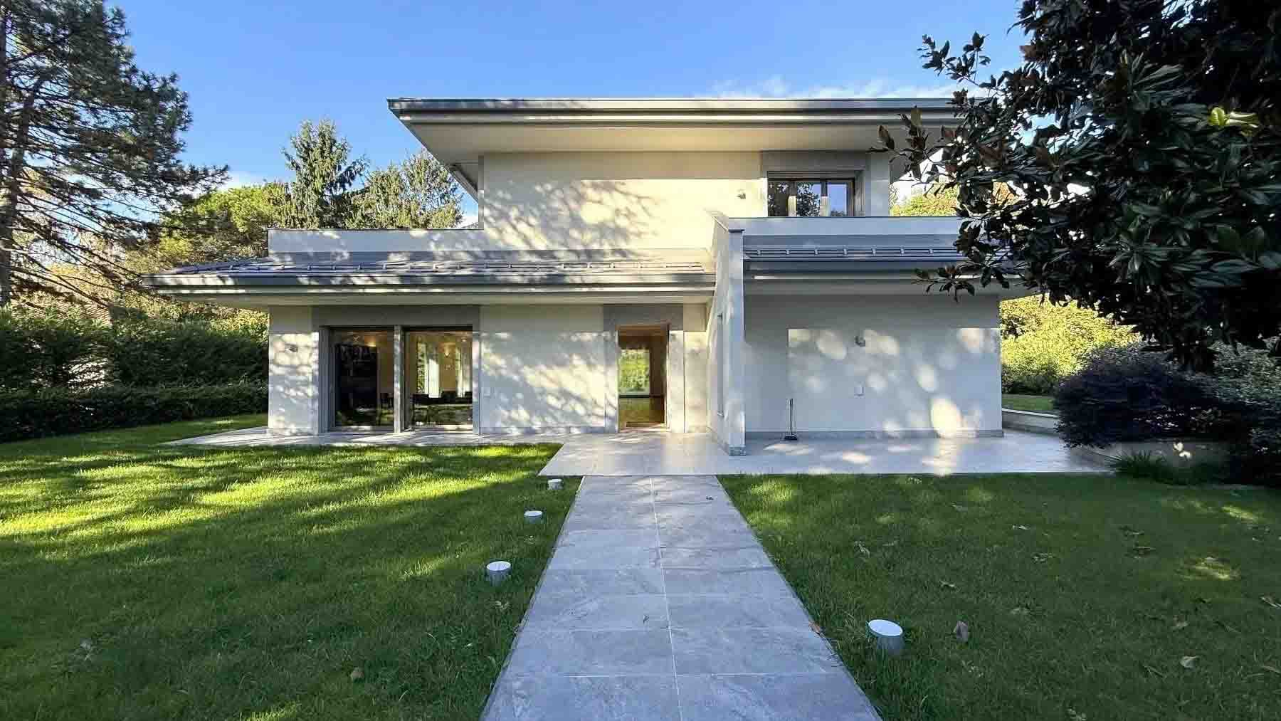 Villa esclusiva a Casatenovo, 660 mq di lusso e privacy