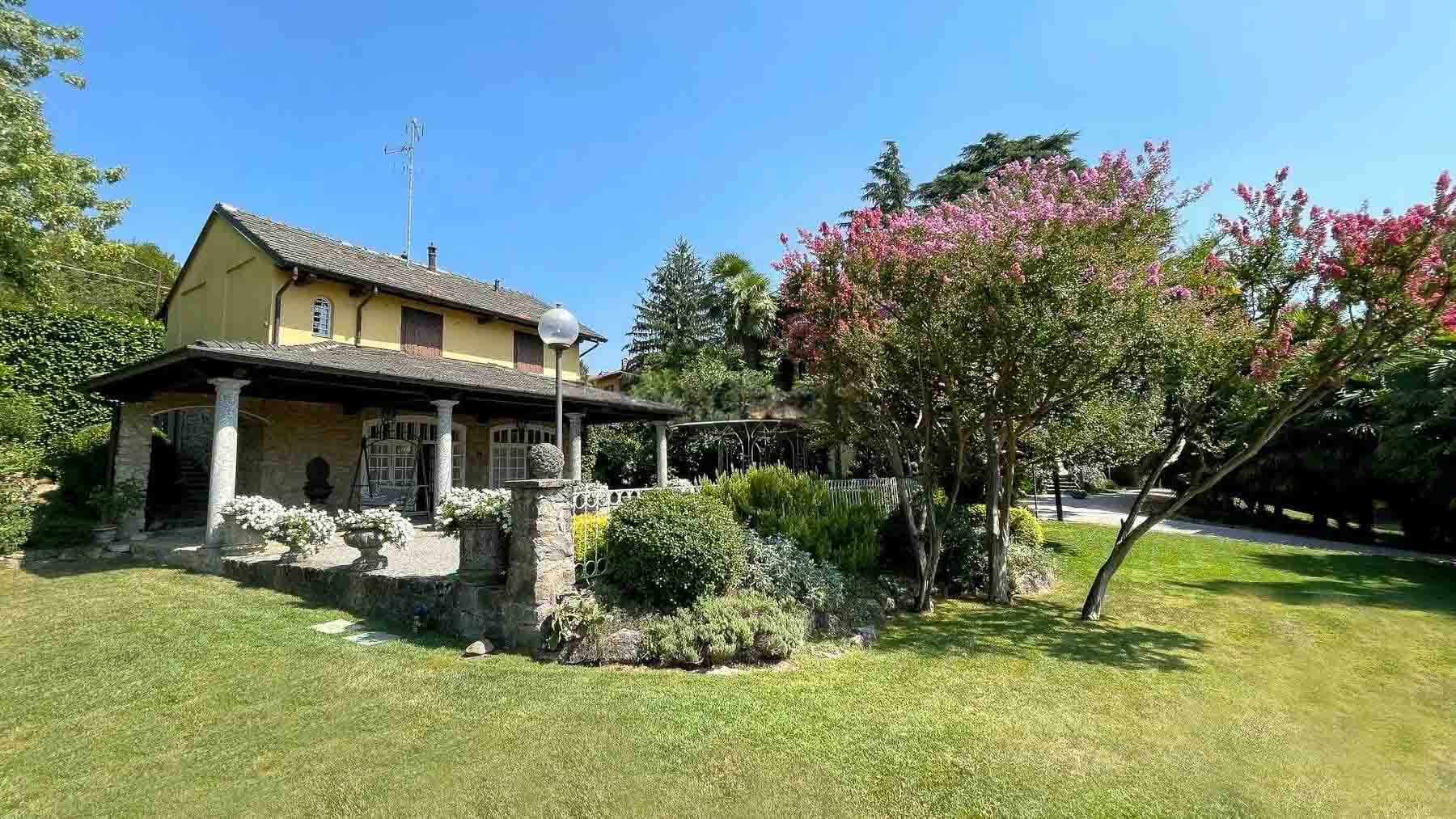 Villa esclusiva a Merate con vista su Montevecchia
