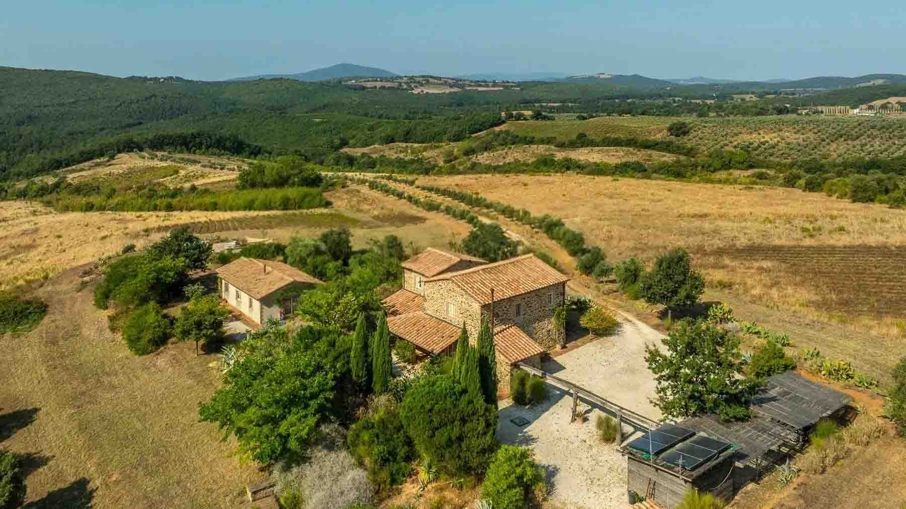 Casale storico con piscina nel cuore della Toscana