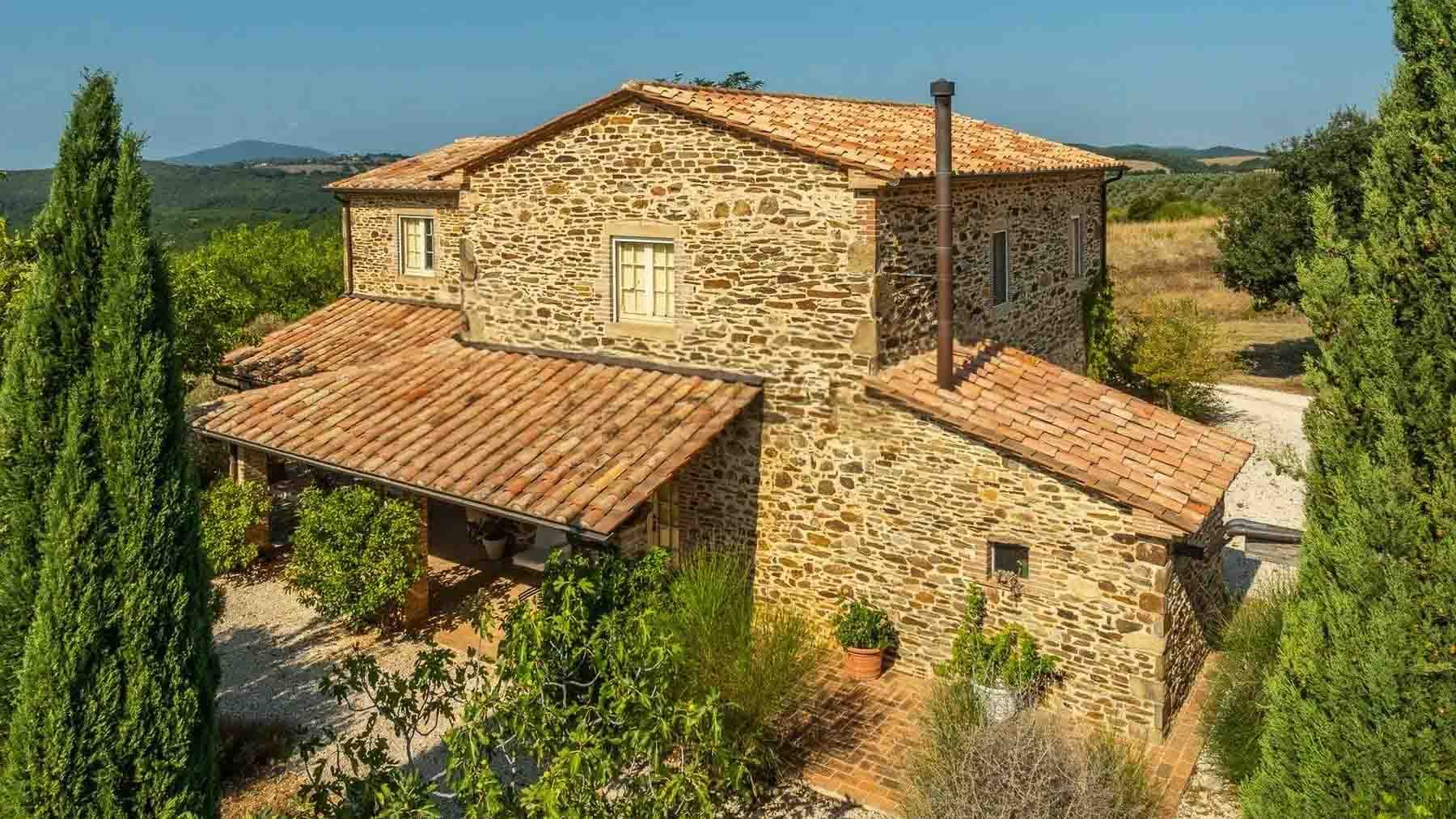Casale storico con piscina nel cuore della Toscana
