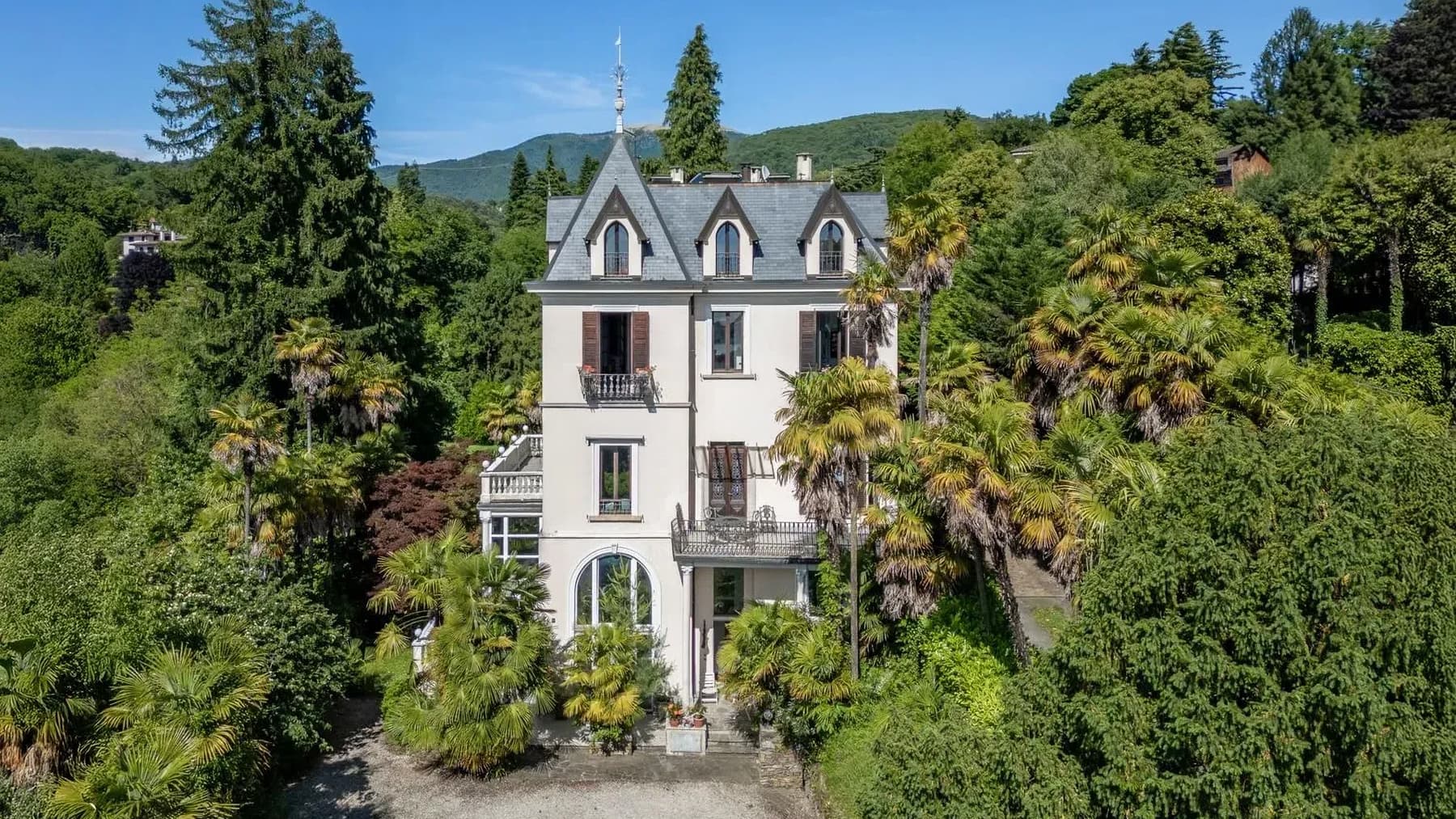 Villa d'epoca a Luino con vista Lago Maggiore