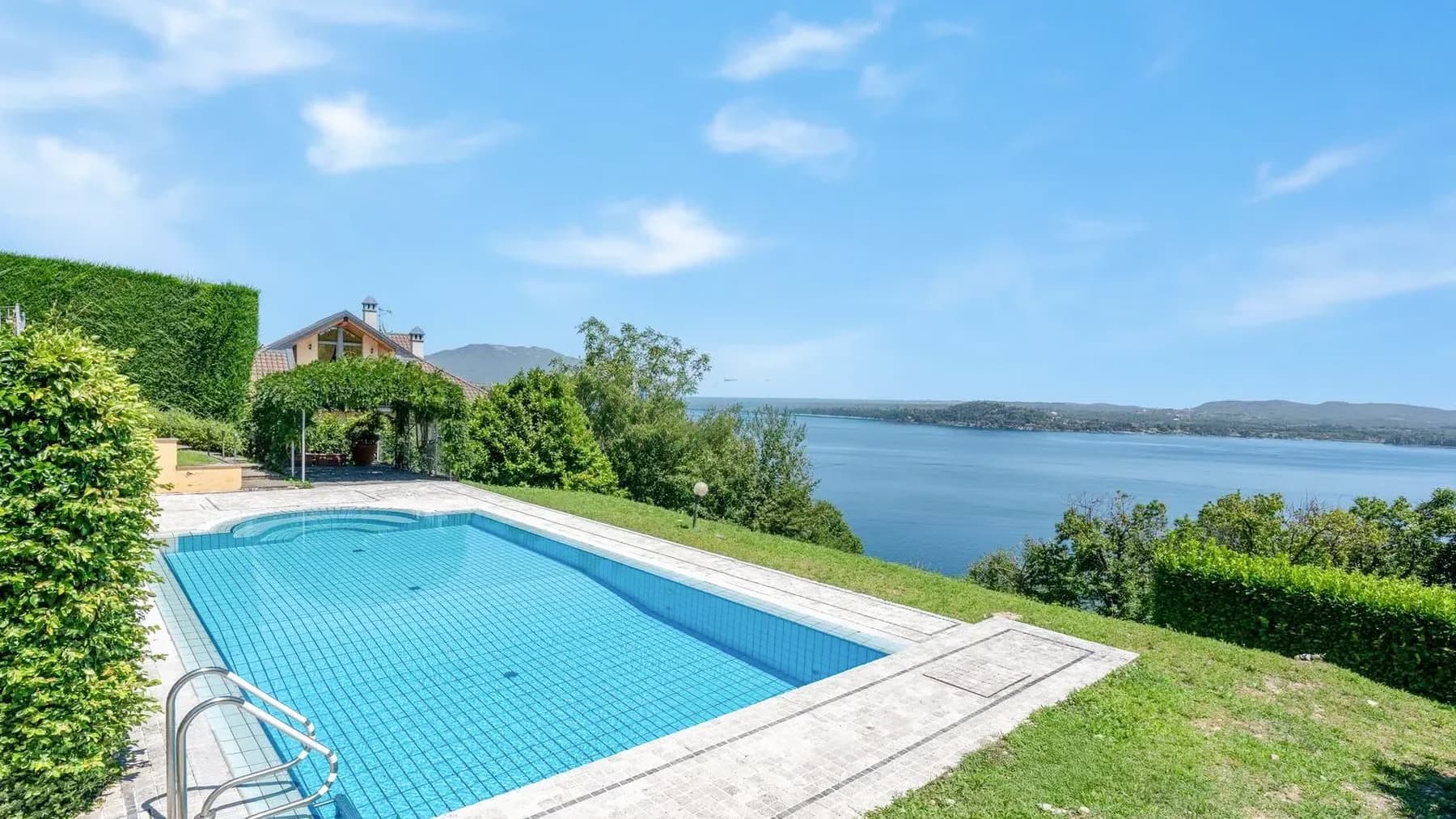Villa panoramica a Comnago con vista Lago Maggiore