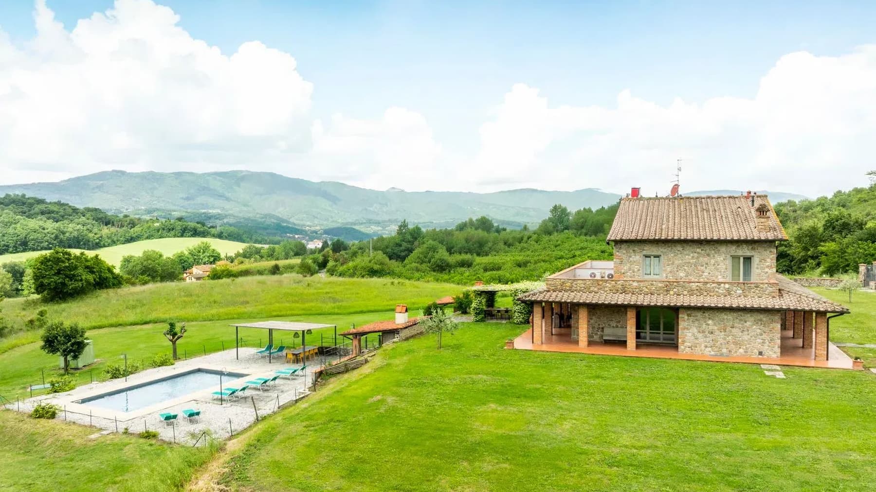 Casale in pietra con vista panoramica a Reggello, Toscana