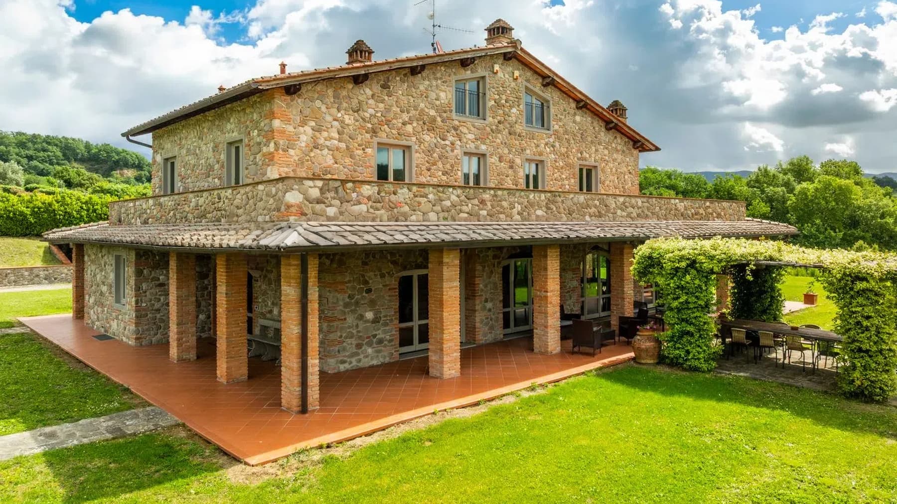 Casale in pietra con vista panoramica a Reggello, Toscana