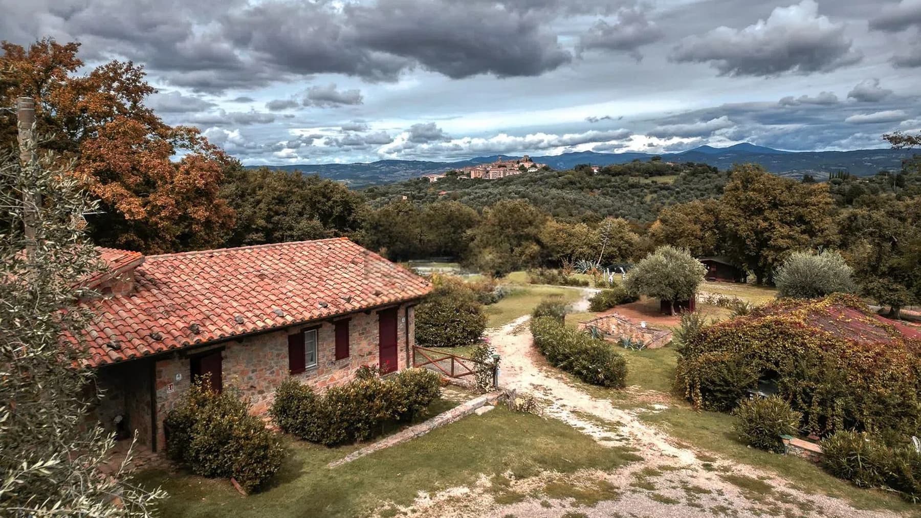Casale panoramico nella campagna toscana di Montemerano