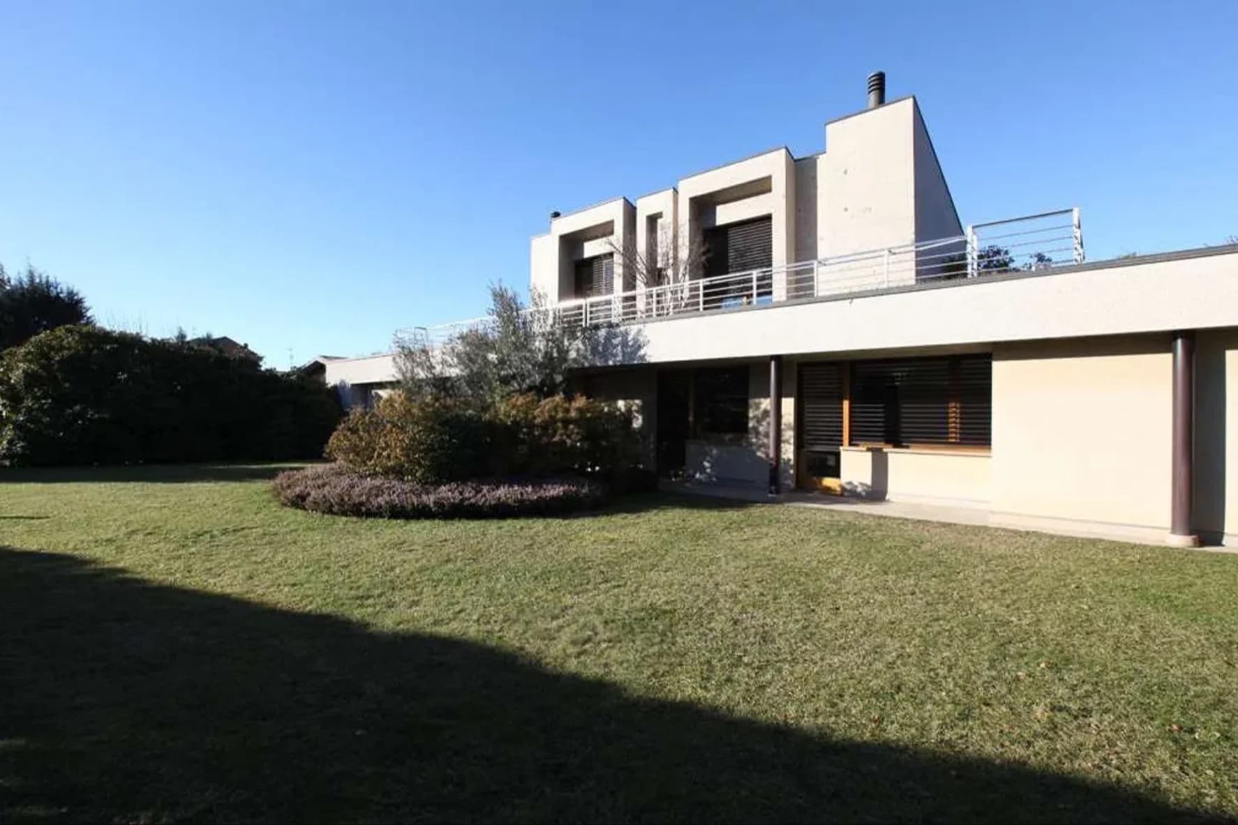 Villa con Piscina e Giardino a Lipomo