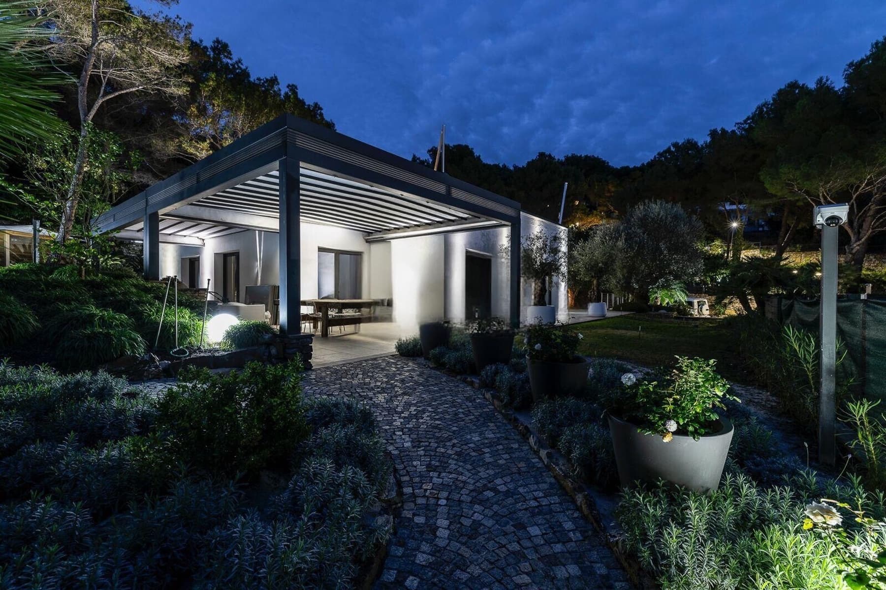 Villa contemporanea ad Andora, oasi di comfort e design