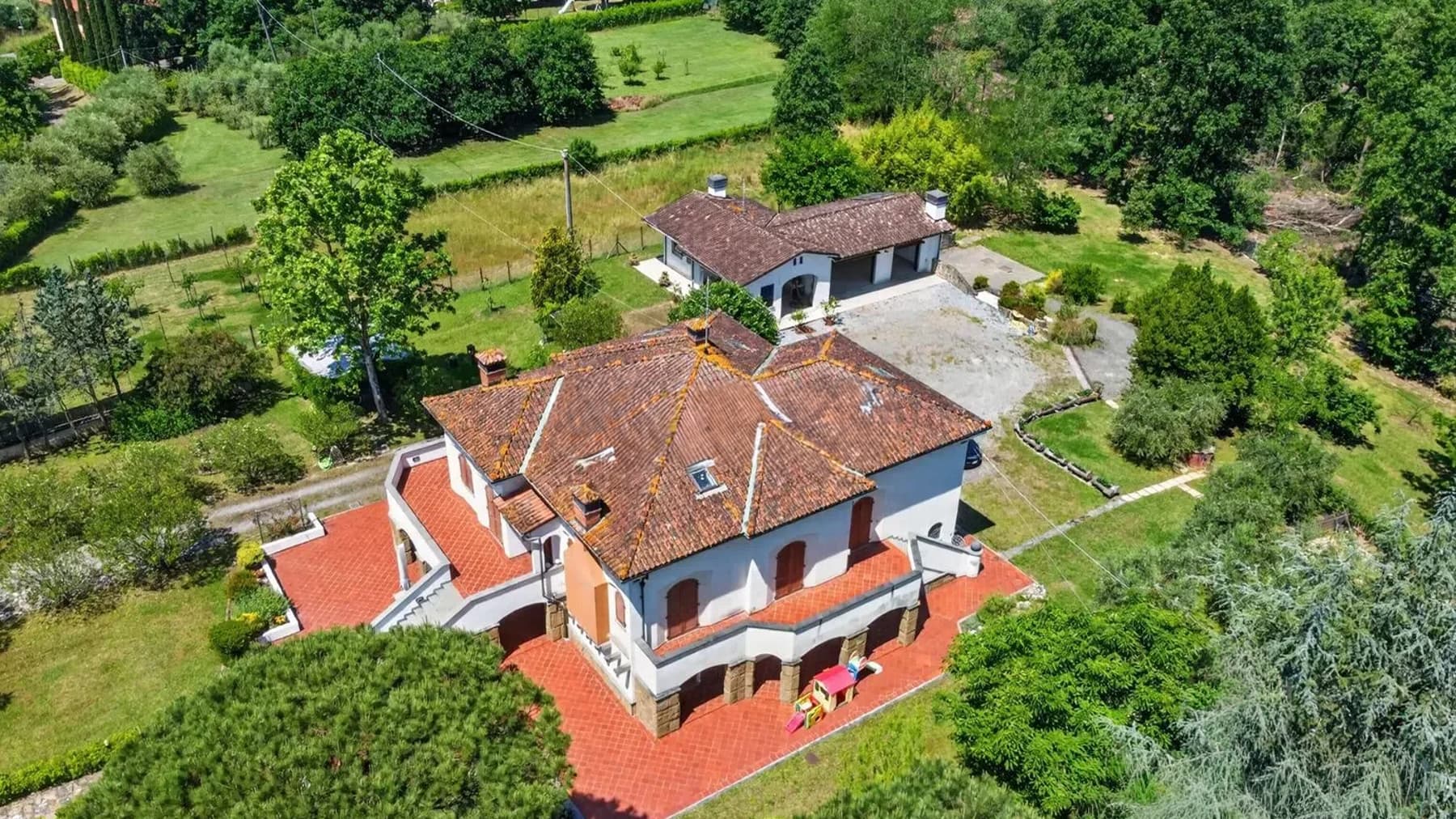 Villa signorile con ampio giardino a Pinete, Toscana