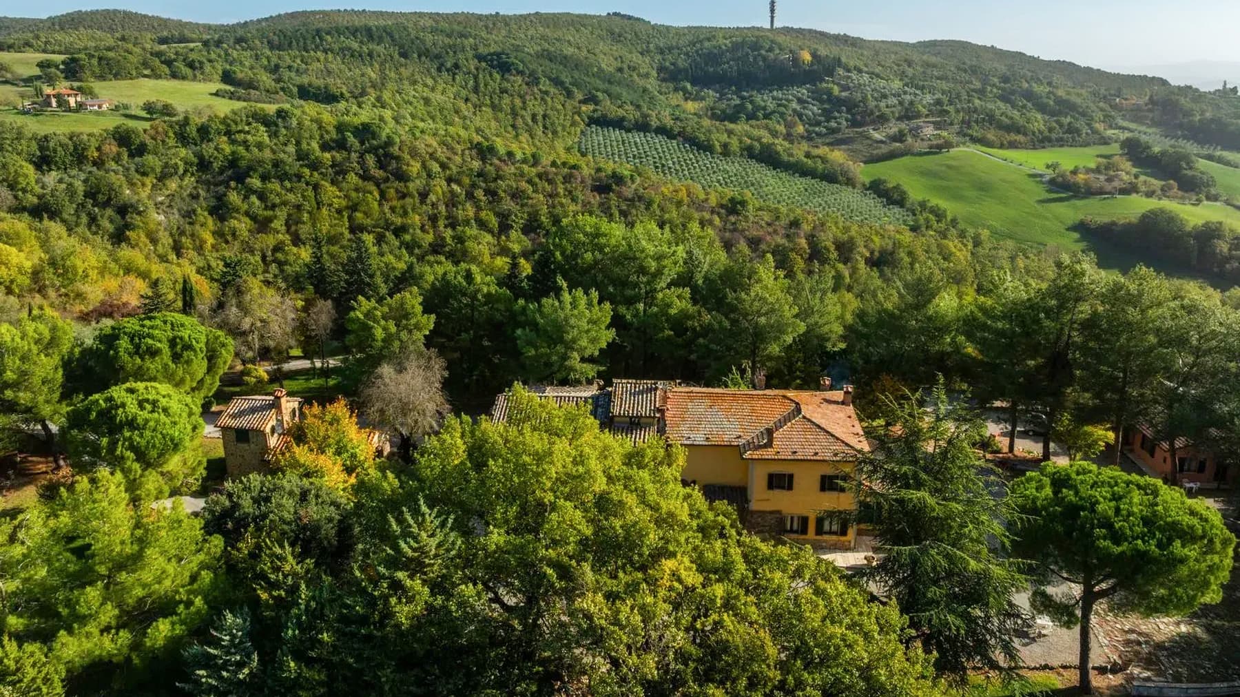 Casale con piscina e 70 ettari a Montepulciano, Toscana